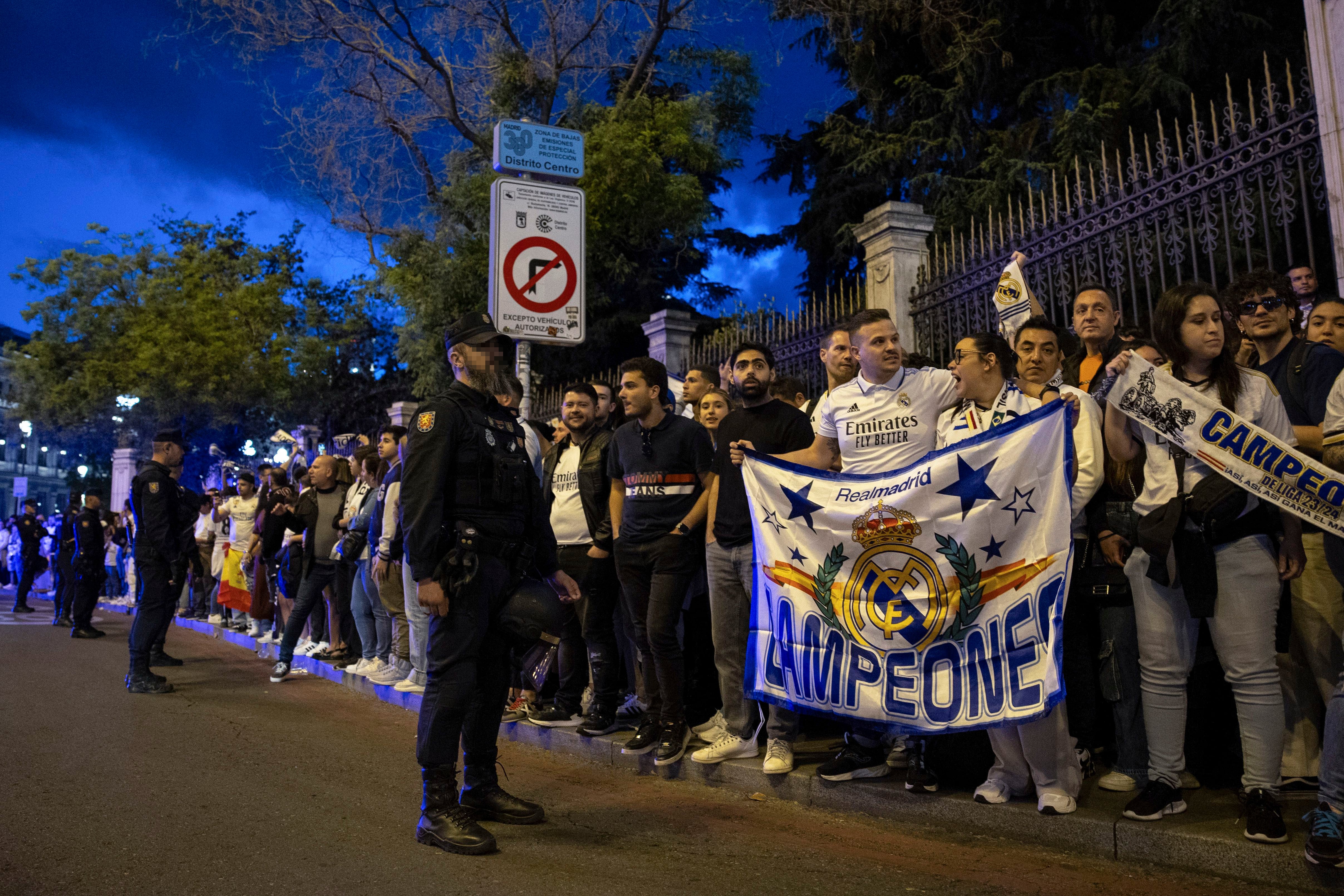 Aficionados del Real Madrid celebran el título de Liga en la plaza de Cibeles este sábado en Madrid. (EFE/Daniel González)
