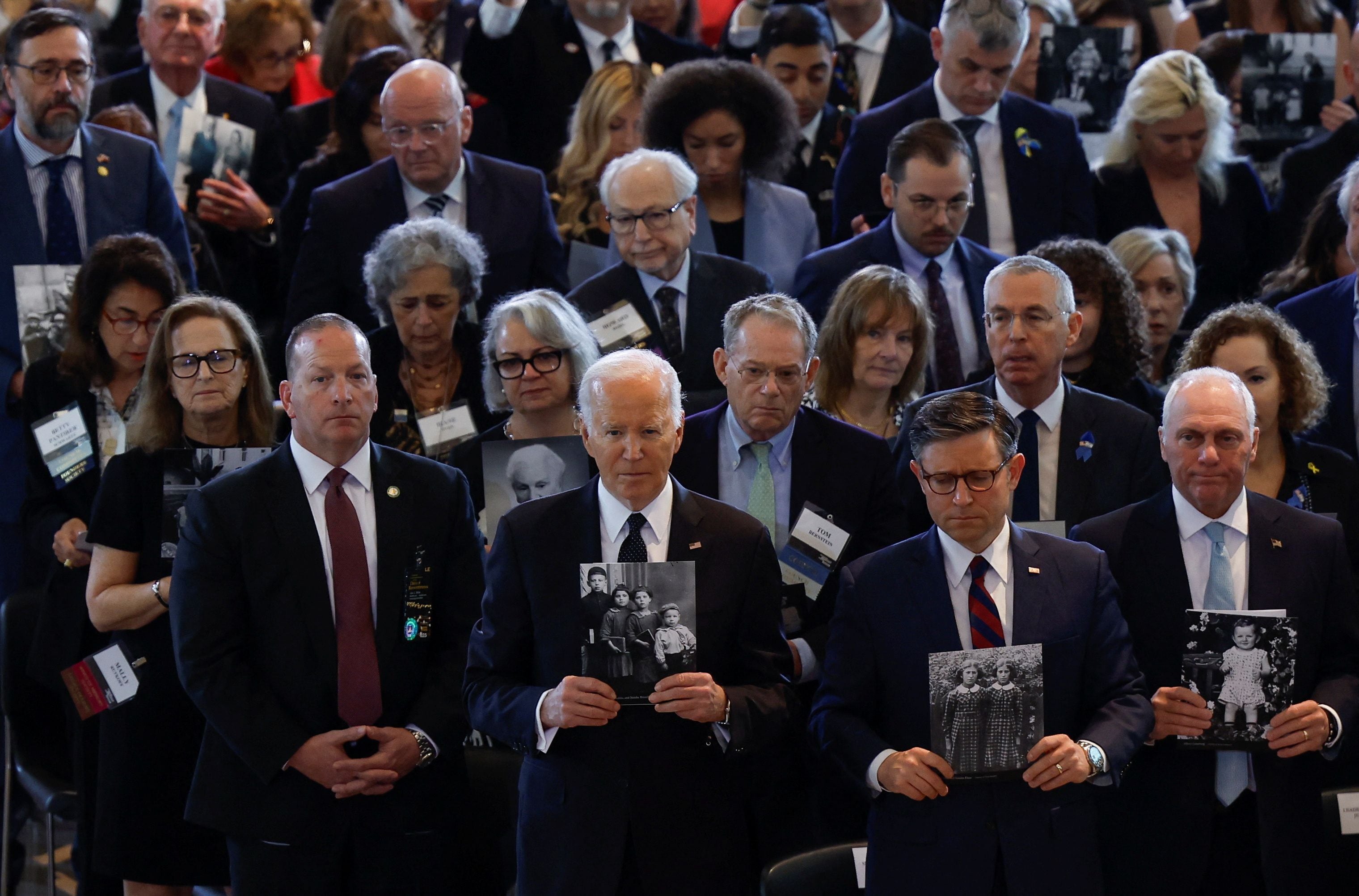 El Presidente de los Estados Unidos, Joe Biden, tiene una fotografía el día en que aborda los crecientes niveles de antisemitismo en la ceremonia anual de los días de recuerdo del Museo Conmemorativo del Holocausto de los Estados Unidos, en el edificio del Capitolio de los Estados Unidos en Washington, Estados Unidos, el 7 de mayo de 2024. REUTERS/Evelyn Hockstein