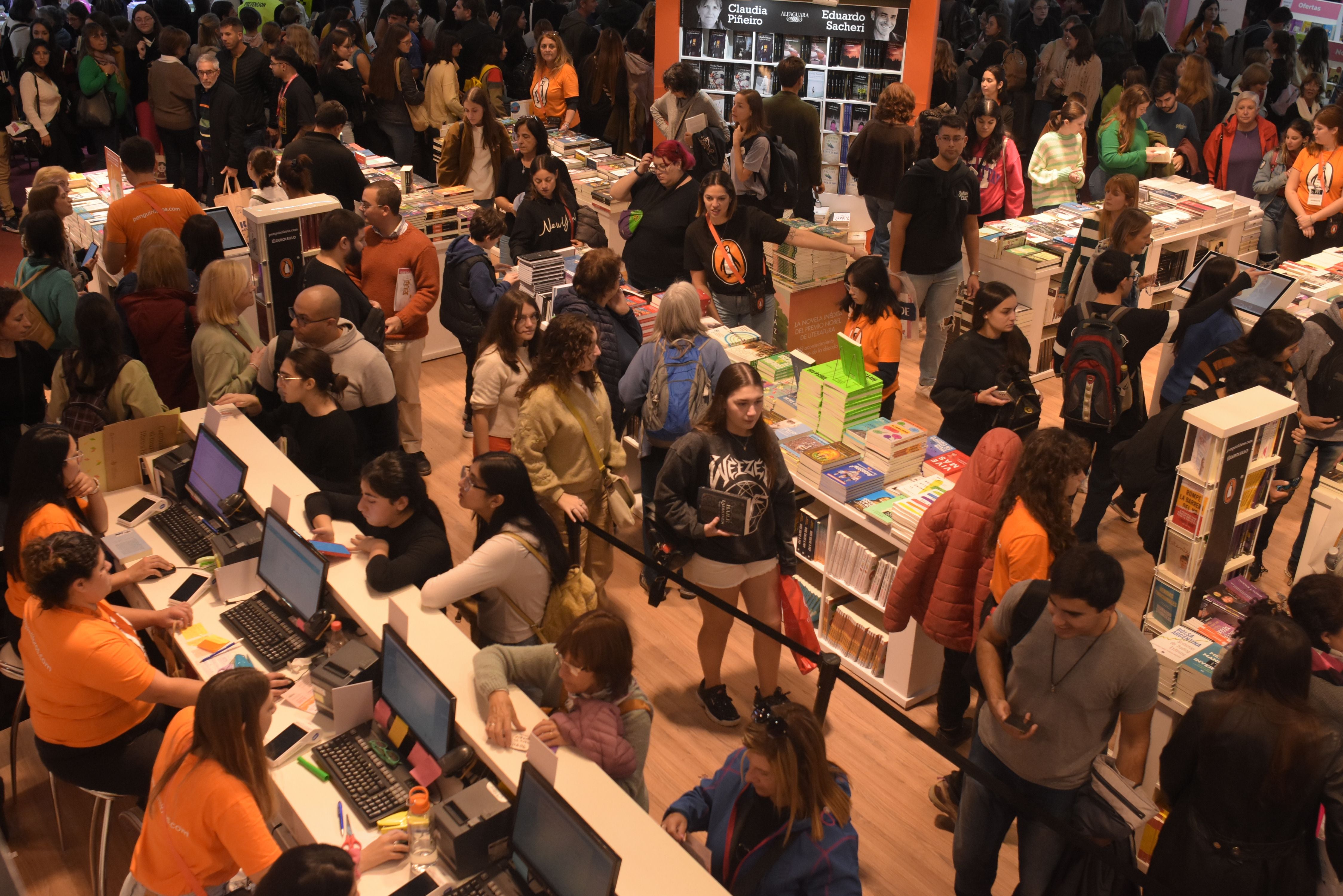 Sabado repleto de gente en la Feria del Libro