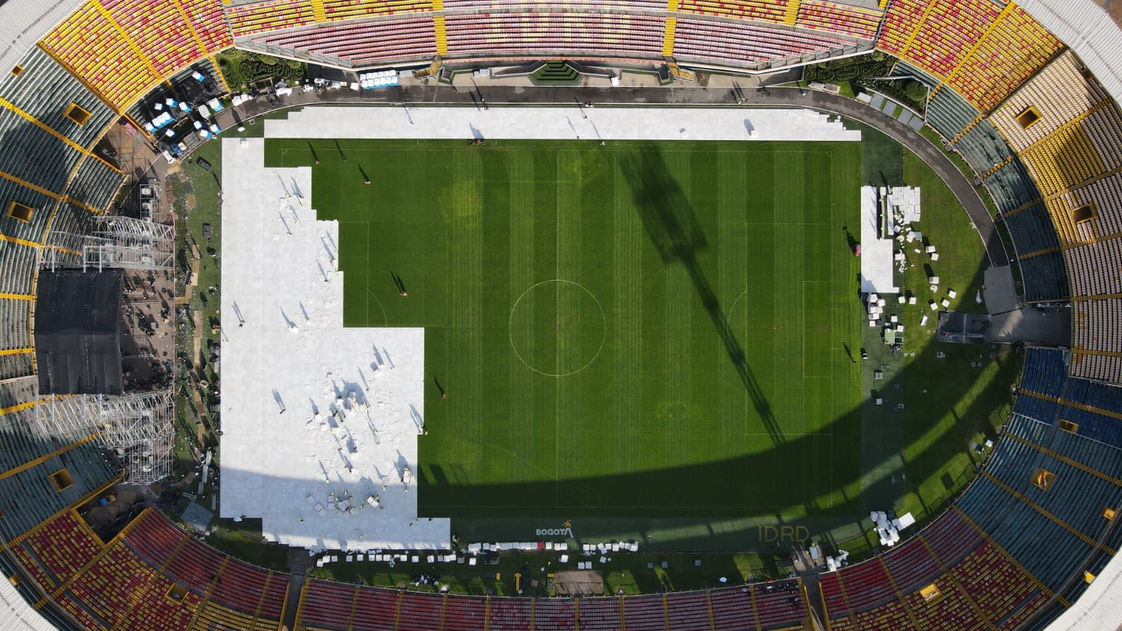 Avanza el proceso de desmontaje del escenario del concierto de Silvestre Dangond en el estadio Nemesio Camacho el Campín de Bogotá - crédito IDRD