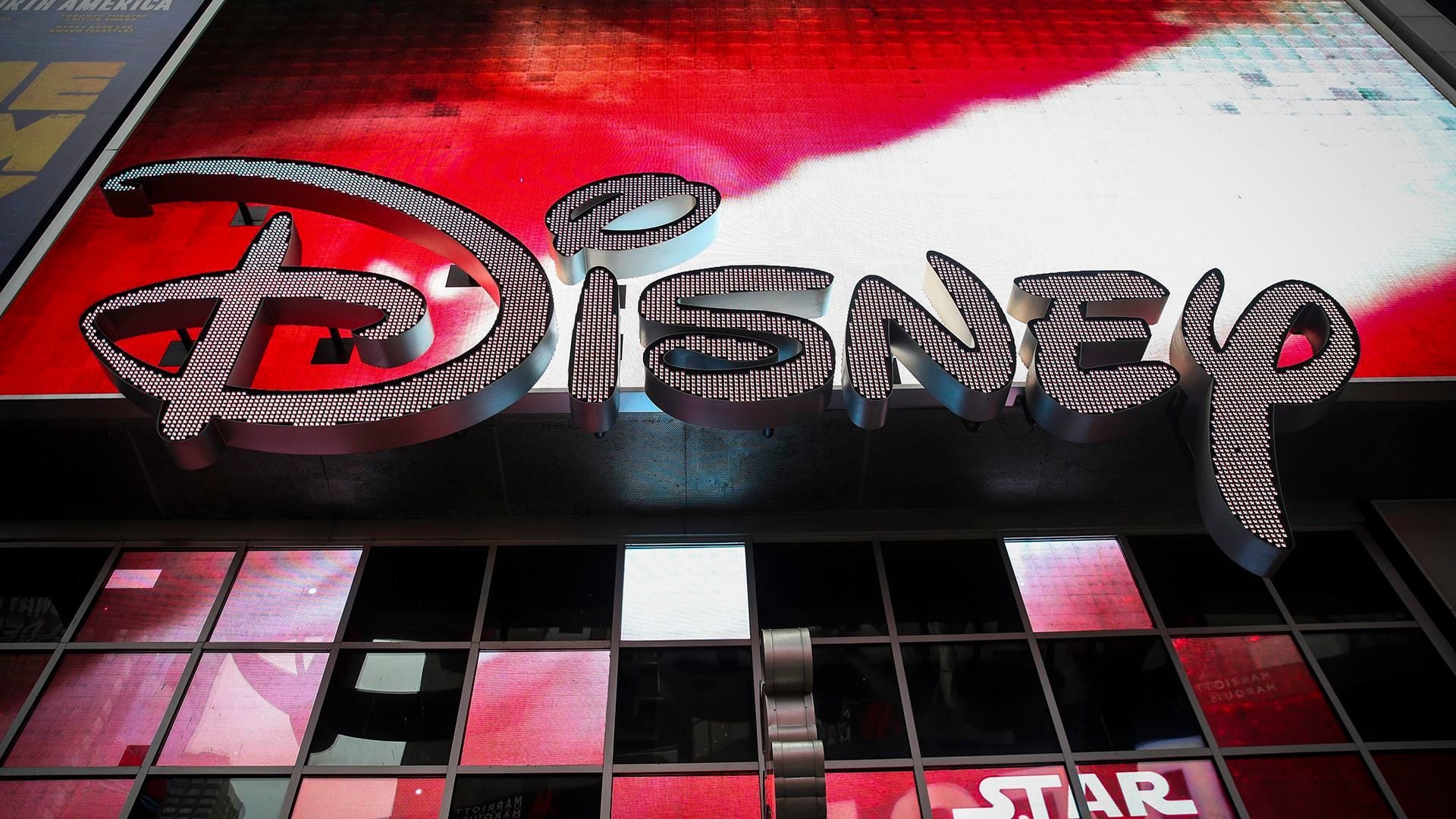 Con su plataforma que ofrece películas y series originales, Disney+ busca hacerle competencia a Netflix. (Drew Angerer/Getty Images)