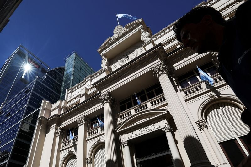 Un hombre pasa delante del edificio del Banco Central de Argentina, en Buenos Aires, Argentina, el 11 de diciembre de 2023. Foto de archivo. REUTERS/Agustin Marcarian/File Photo