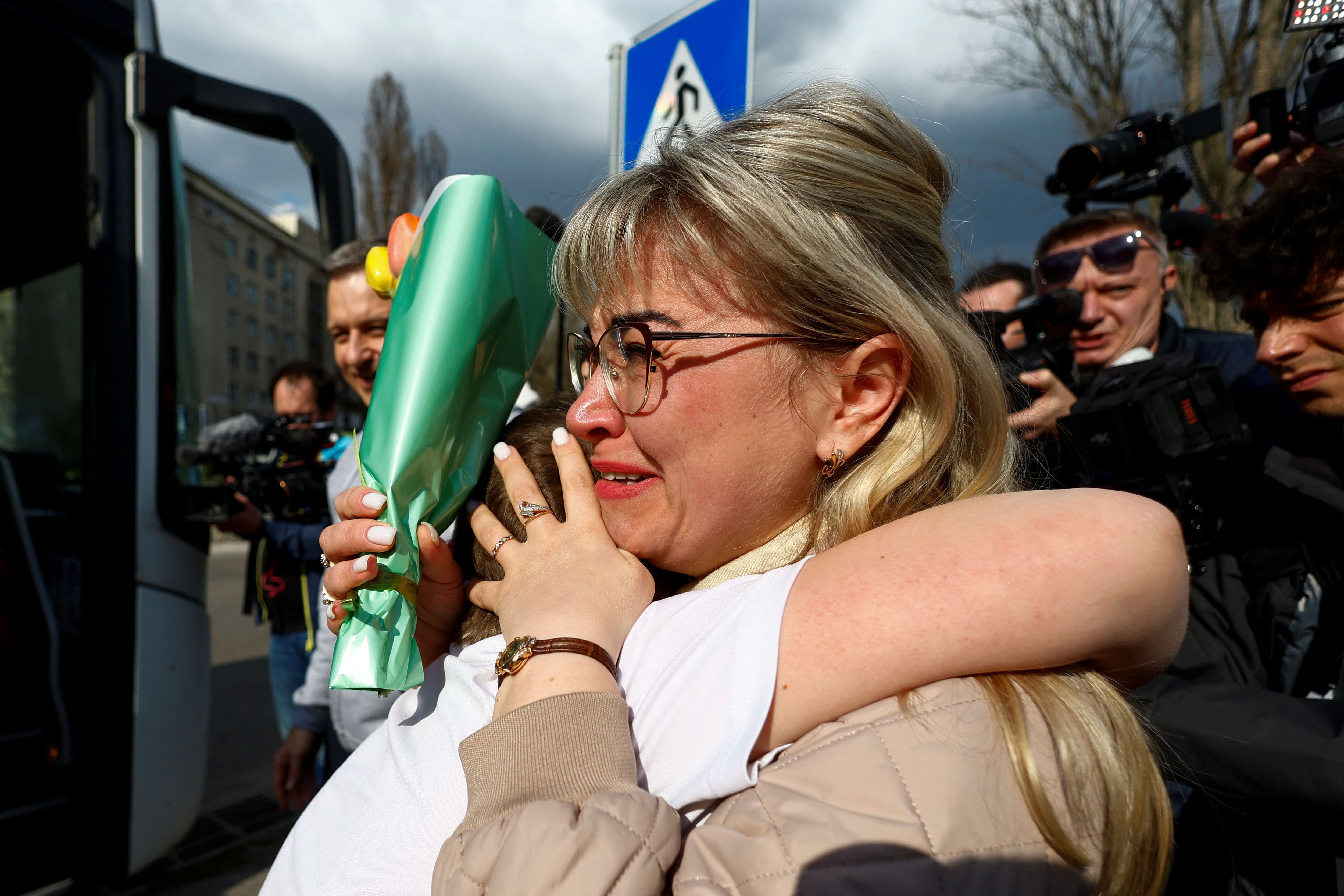 Una  mujer abraza a su sobrino de 9 años, que había sido trasladado a Rusia (REUTERS/Valentyn Ogirenko)