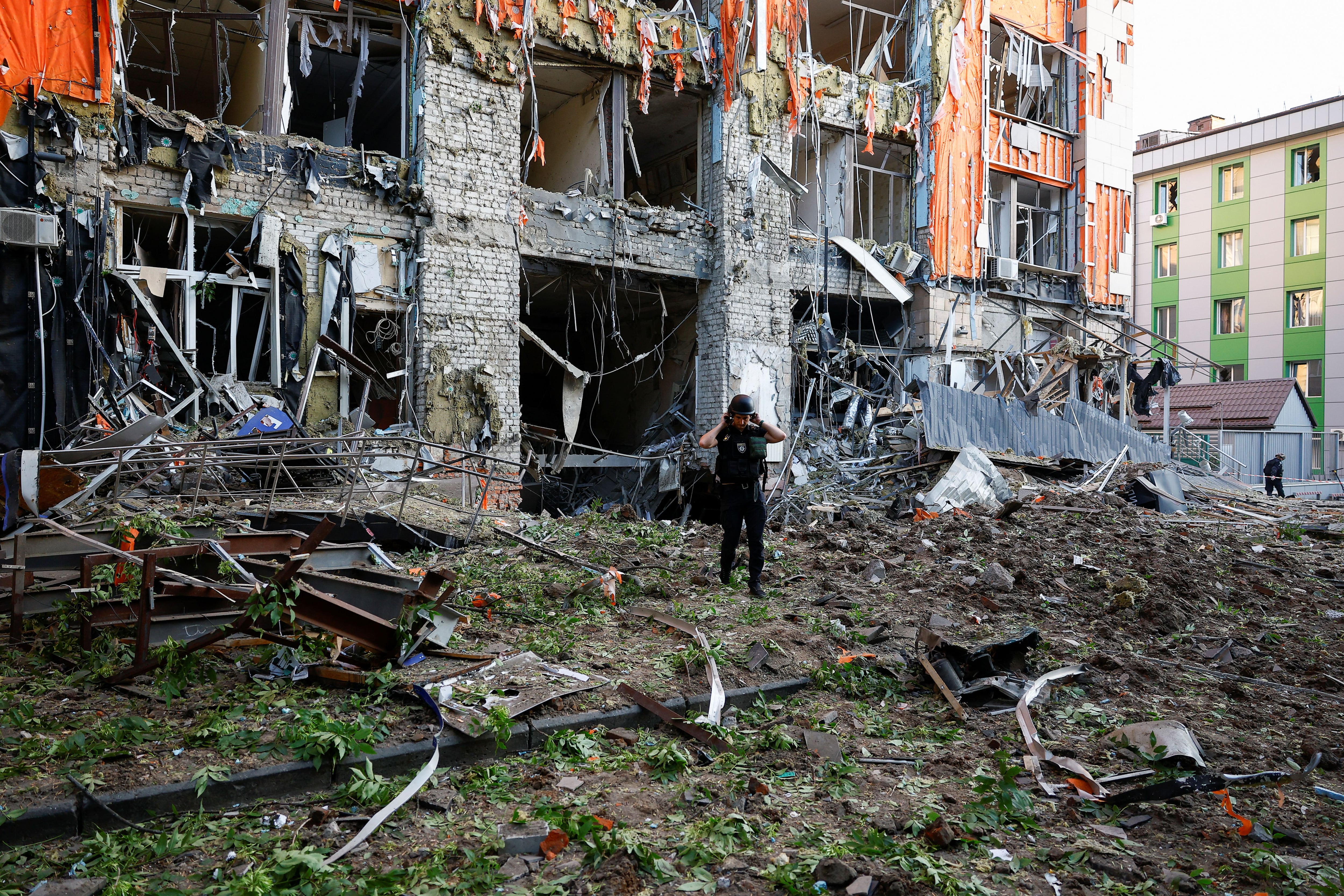 Ucrania afirmó que Rusia bombardeó el pueblo de Kupiansk-Vuzlovyi, un centro ferroviario de la región de Kharkiv cerca de la frontera, hiriendo a cinco personas (REUTERS/Valentyn Ogirenko)