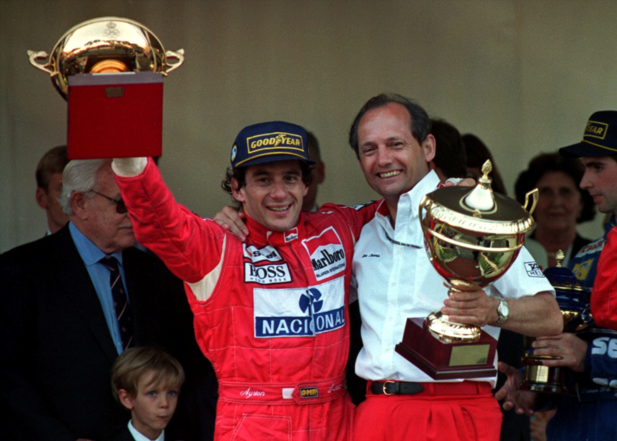 Celebrando su triunfo en Mónaco en 1993 junto al jefe del equipo McLaren, Ron  (REUTERS/File Photo)
