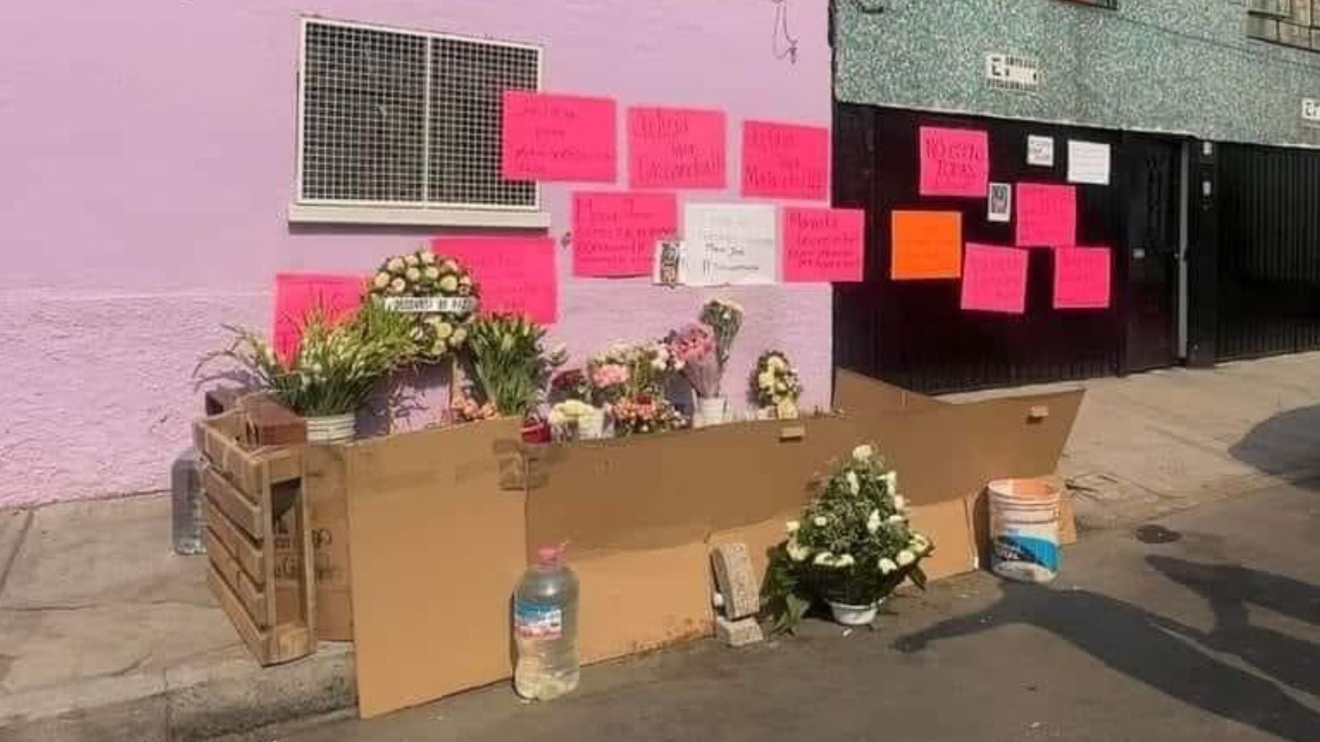 Memorial afuera de la casa de María José, víctima del feminicida de Iztacalco