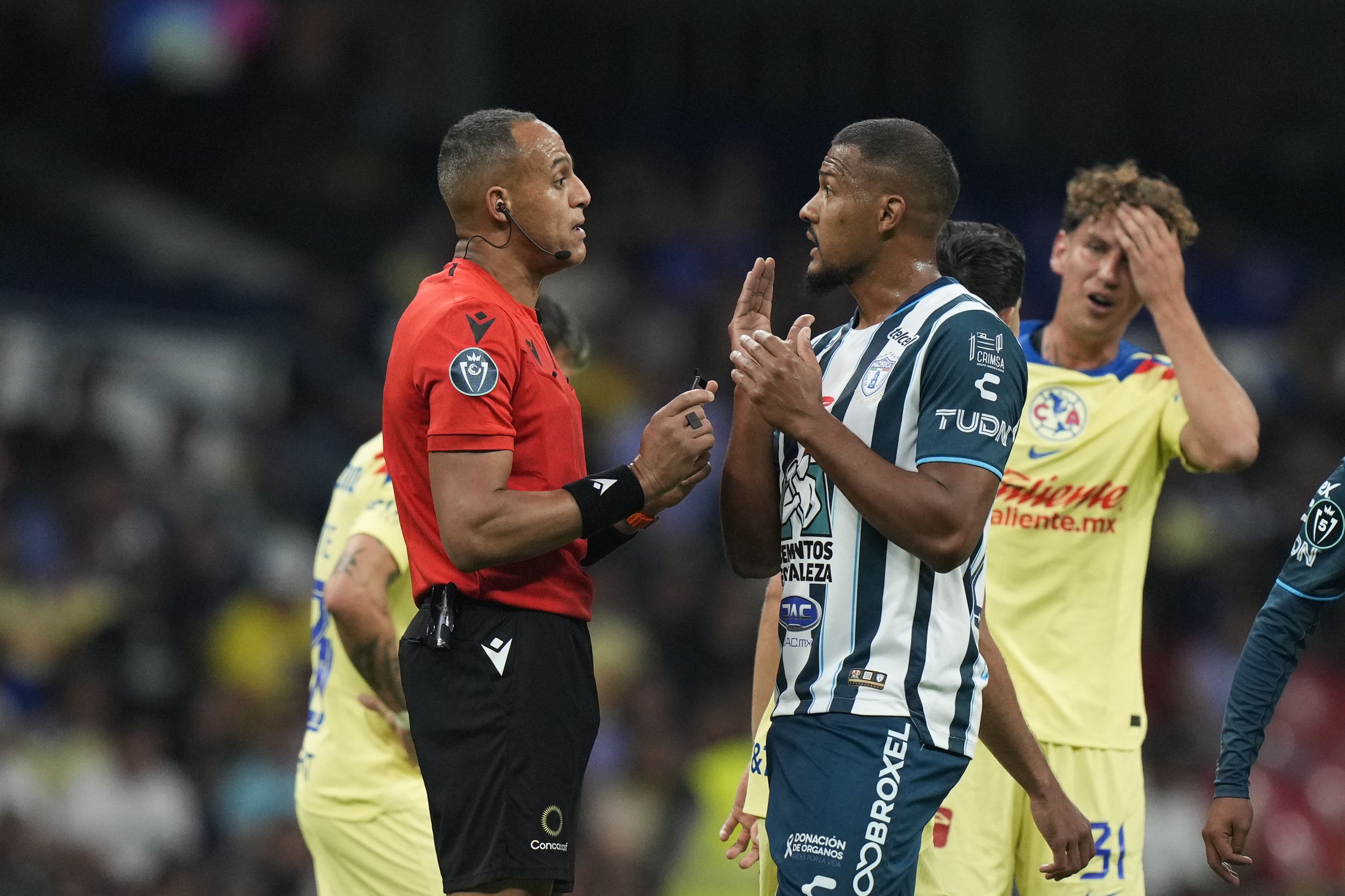 Martinoli argumentó que el arbitraje sí favoreció al América (AP Foto/Fernando Llano)