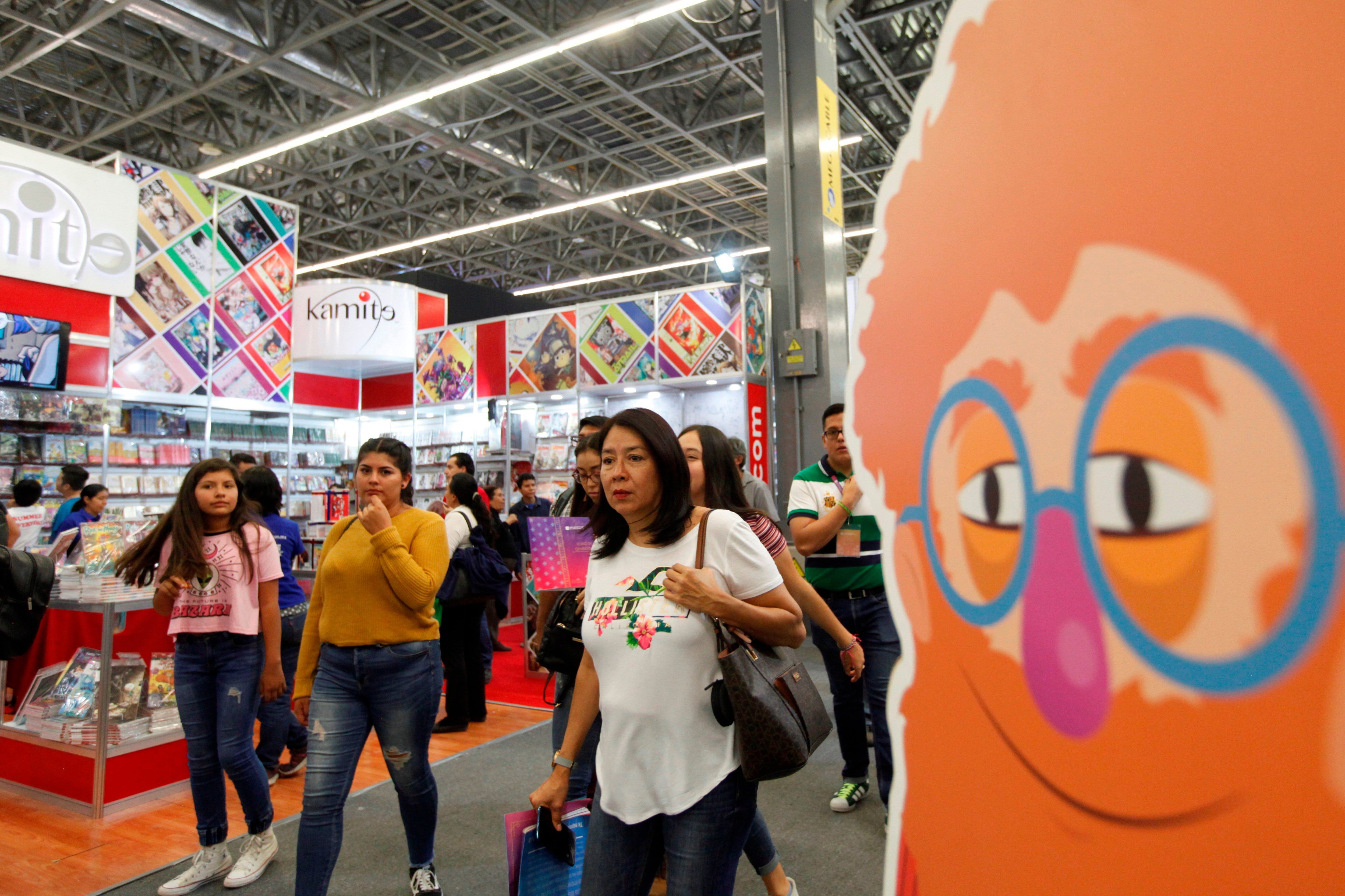 Asistentes a la edición número 33 de la Feria Internacional del Libro (FIL) de Guadalajara. (EFE/Francisco Guasco/Archivo)