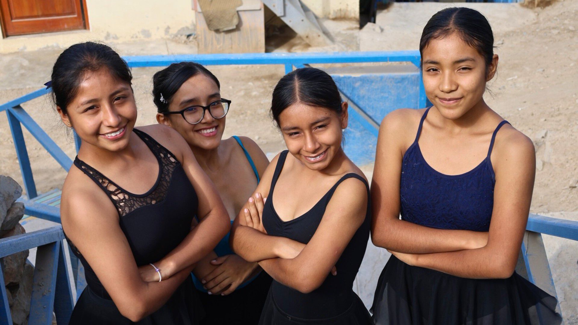 Silva, junto a sus jóvenes bailarinas, reescribe las historias preconcebidas sobre el ballet, forjando un espacio donde el talento florece más allá de los límites socioeconómicos.
Foto: Paula Elizalde.