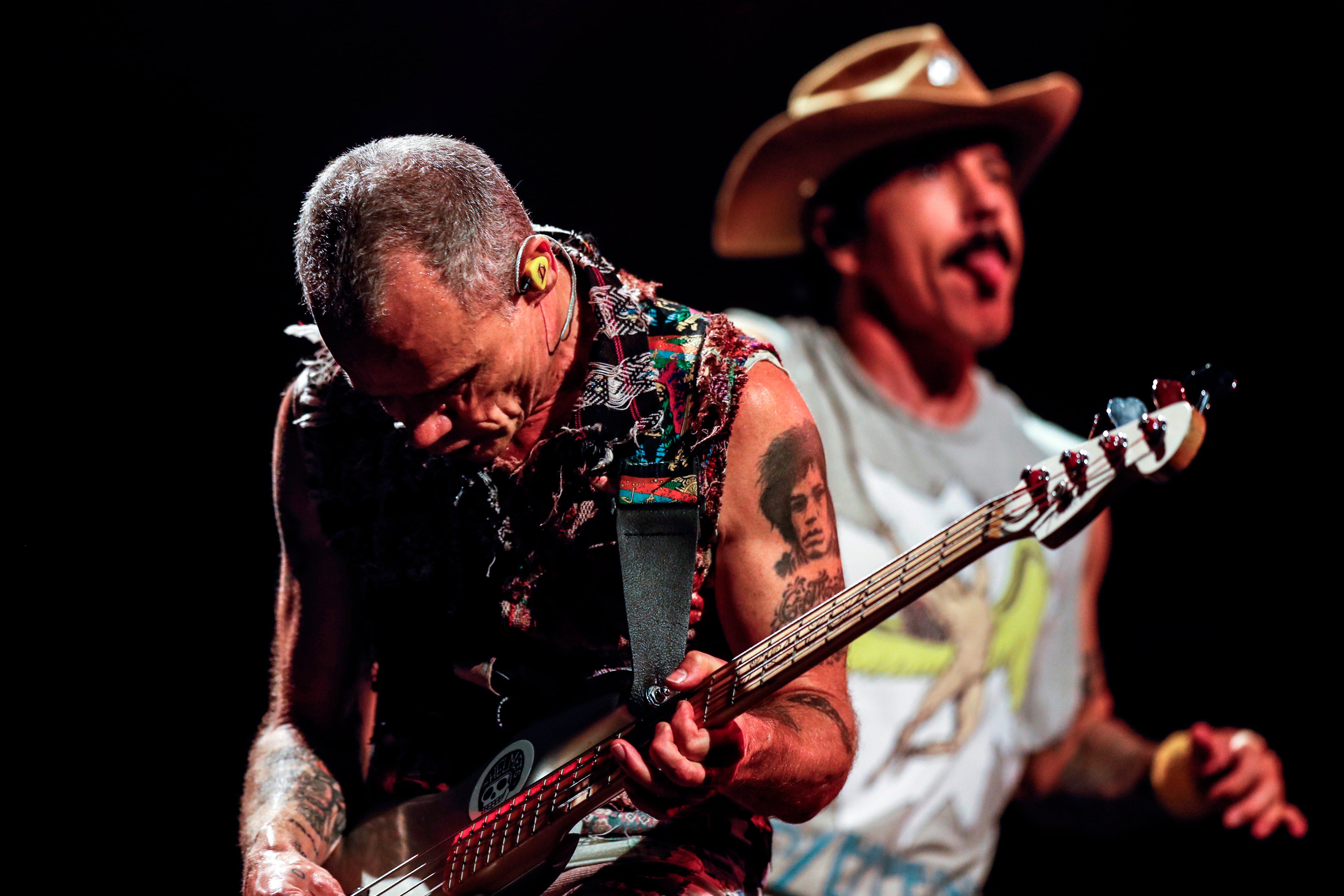 El cantante de la banda estadounidense Red Hot Chilli Pepers, Anthony Kiedis (d), y el bajo, Flea (i), en una foto de archivo. EFE/ Antonio Lacerda/Archivo
