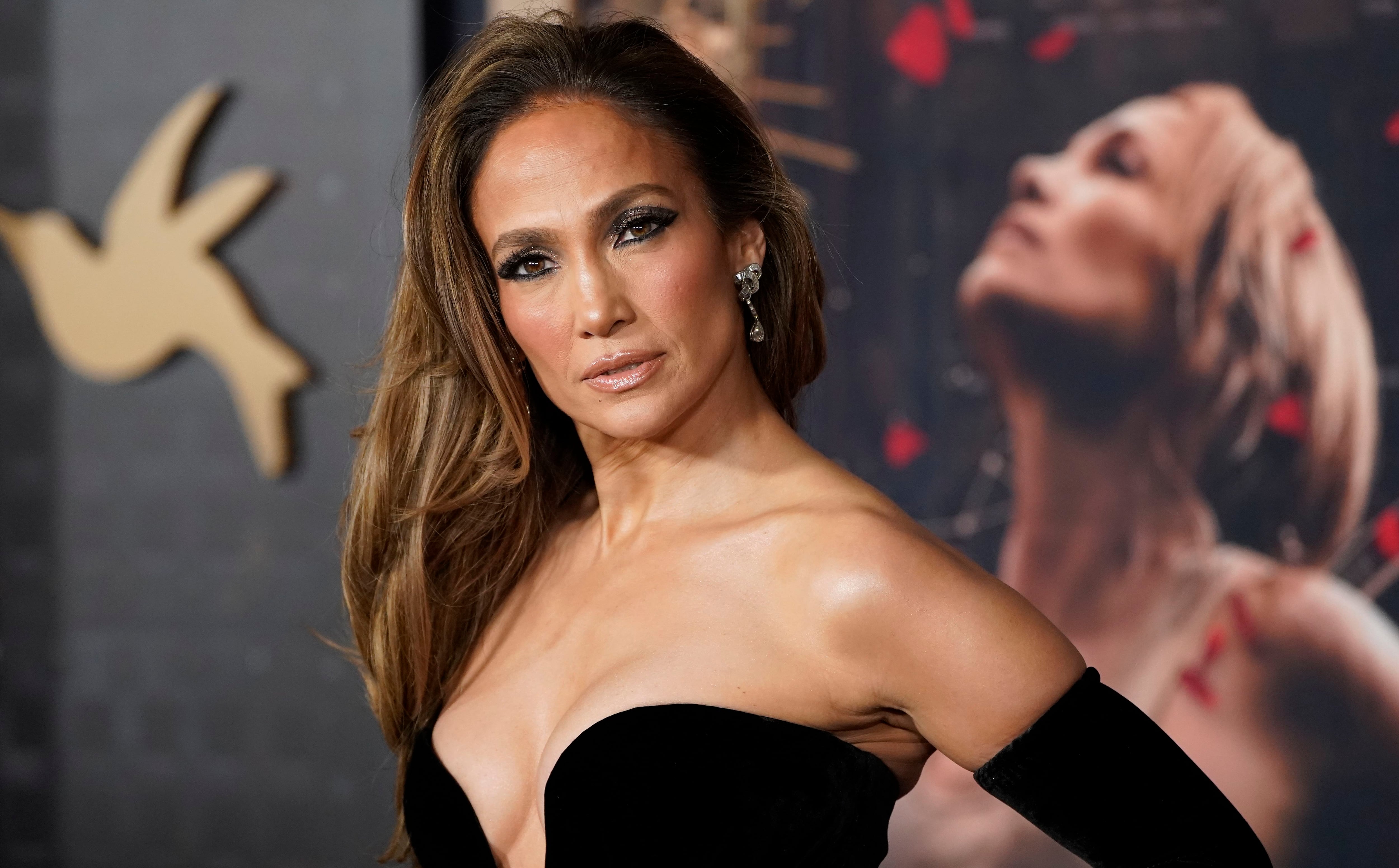 El desafiante papel en "Kiss of the Spider Woman" marca otro hito en la diversa carrera profesional de Jennifer Lopez. (Créditos: Jordan Strauss/Invision/AP)