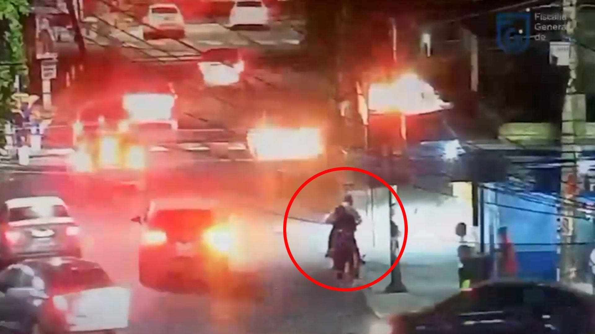 Momento en que los presuntos implicados abandonaron la motocicleta usada para huir del lugar del ataque. (SSC CDMX)