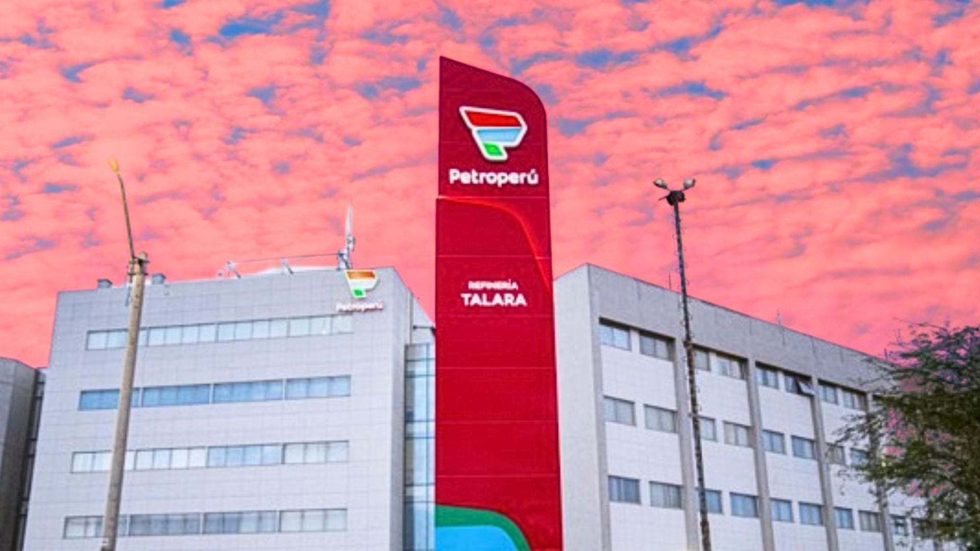 Fachada de Petroperú frente a cielo rojo en Lima