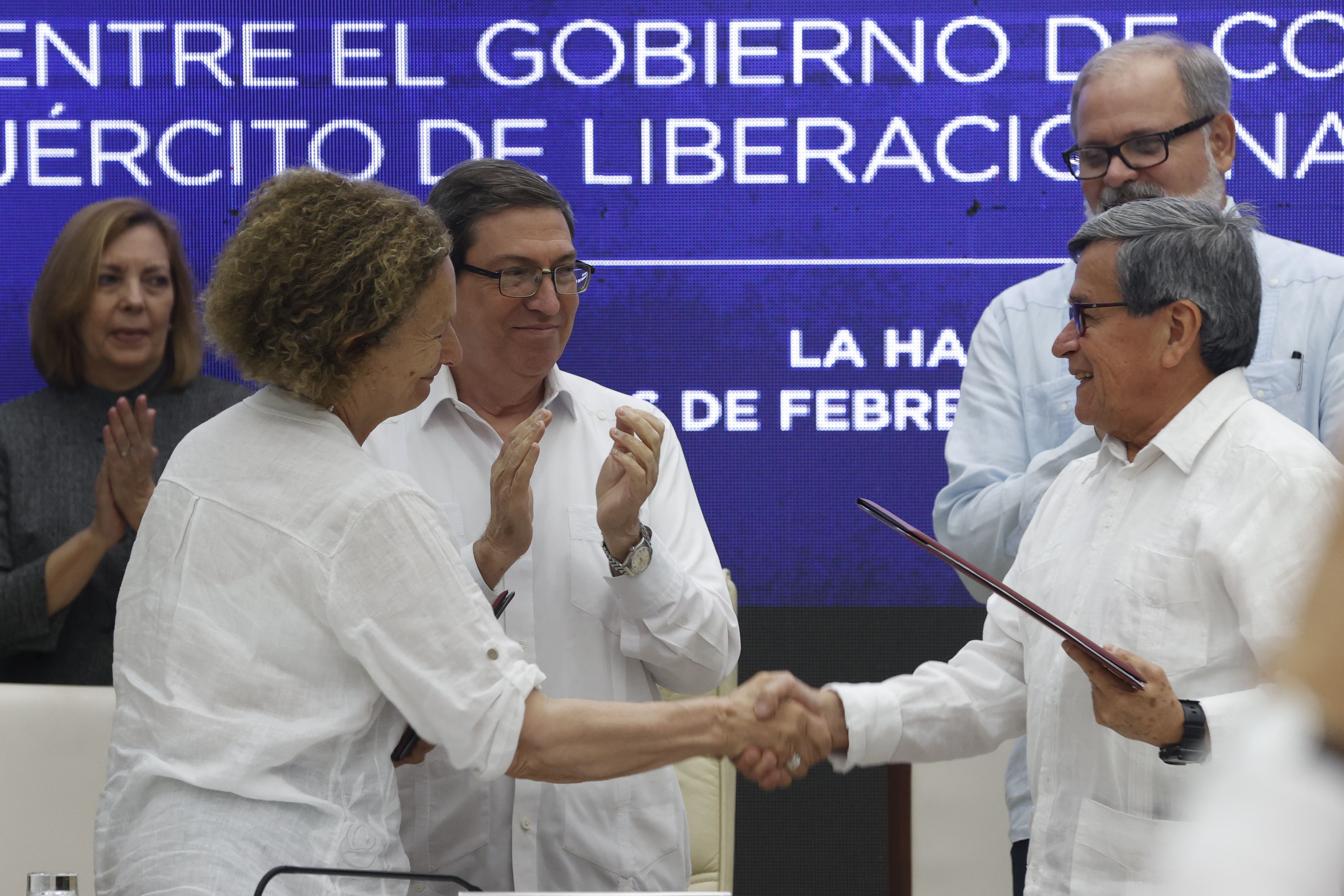 Pablo Beltrán (d), jefe negociador del ELN, junto con  Vera Grabe (i), jefa del equipo de negociación del Gobierno - crédito Ernesto Mastrascusa/EFE