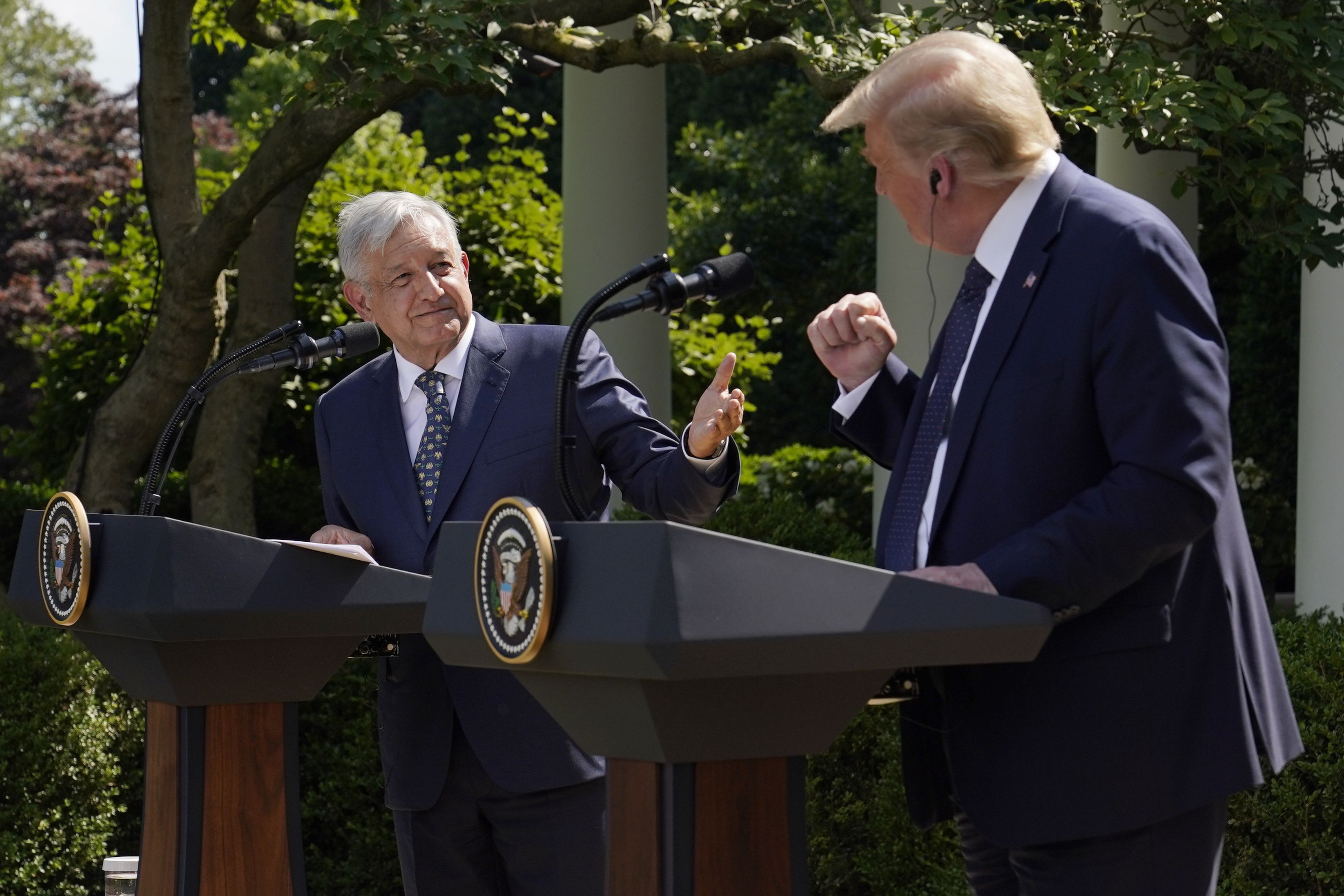 El presidente Donald Trump, a la derecha, y el presidente de México, Andrés Manuel López Obrador, hacen un gesto antes de firmar una declaración conjunta en la Casa Blanca en Washington. (AP Foto/Evan Vucci, Archivo)