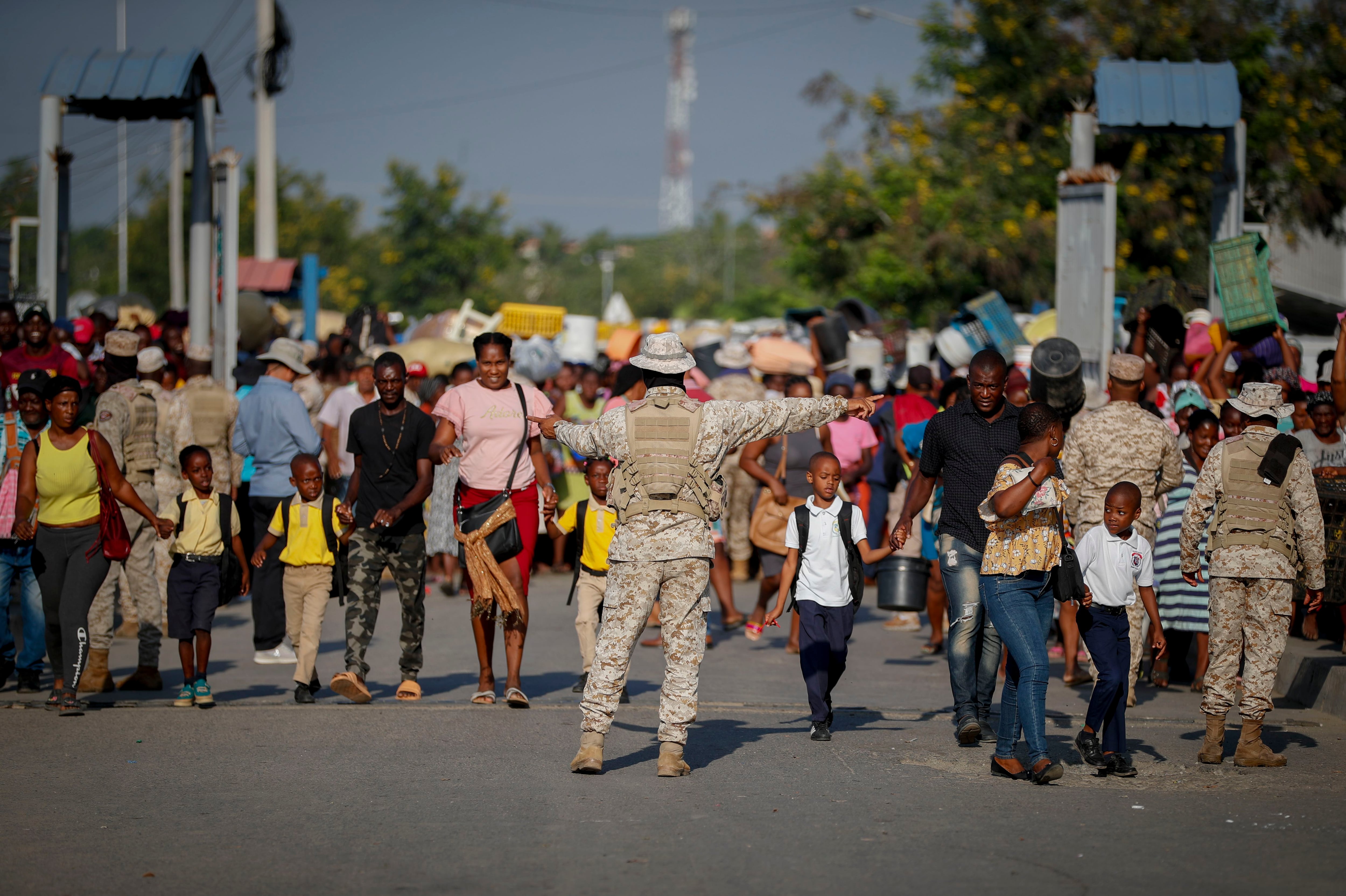 Militares dominicanos controlan el flujo de haitianos que esperan cruzar la frontera para abastecerse de productos el 17 de mayo de 2024 en el Mercado Binacional en Dajabón (EFE/ Bienvenido Velasco)