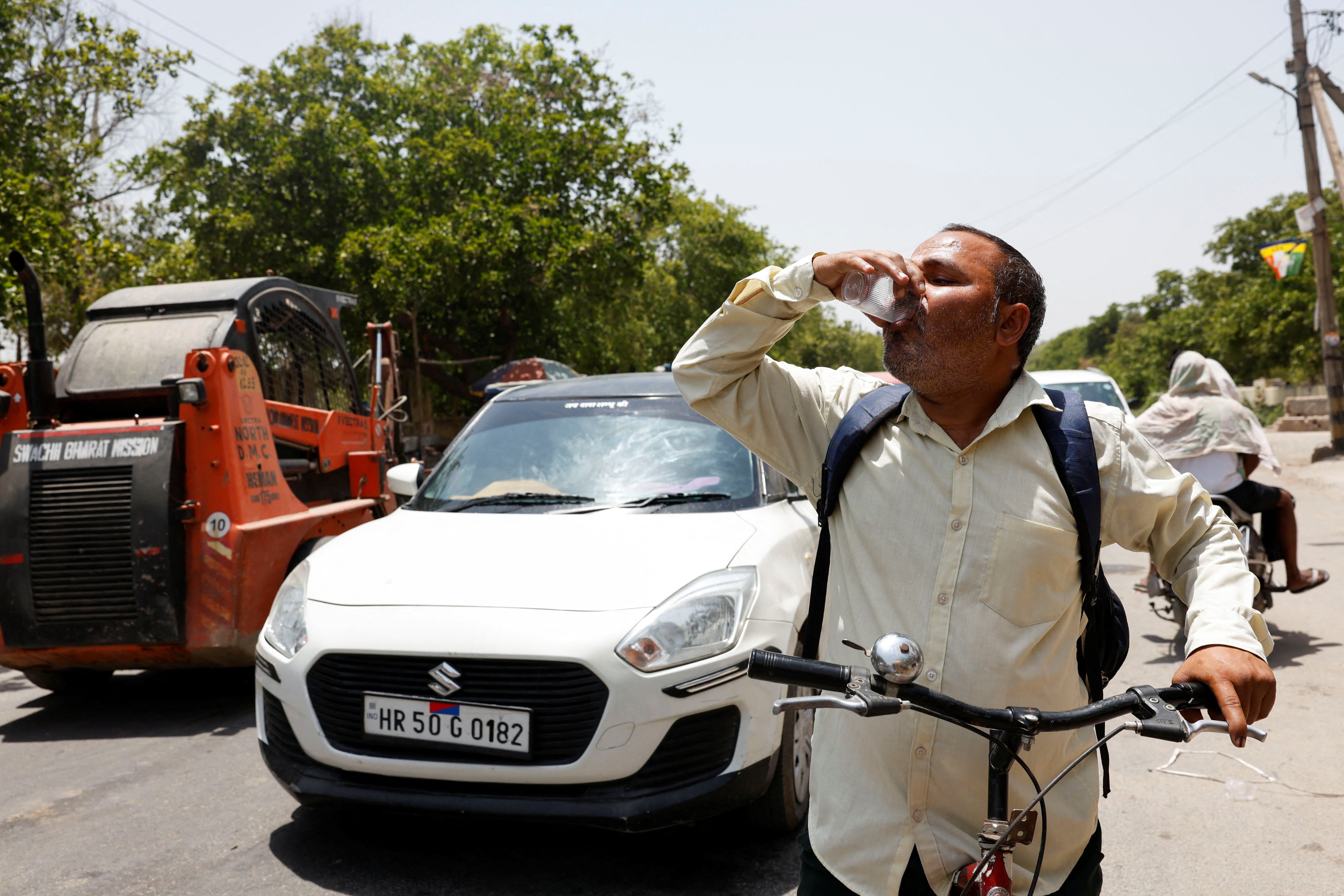 El calor extremo obligó al cierre de escuelas y afectó a trabajadores al aire libre en Delhi. (REUTERS/Priyanshu Singh)