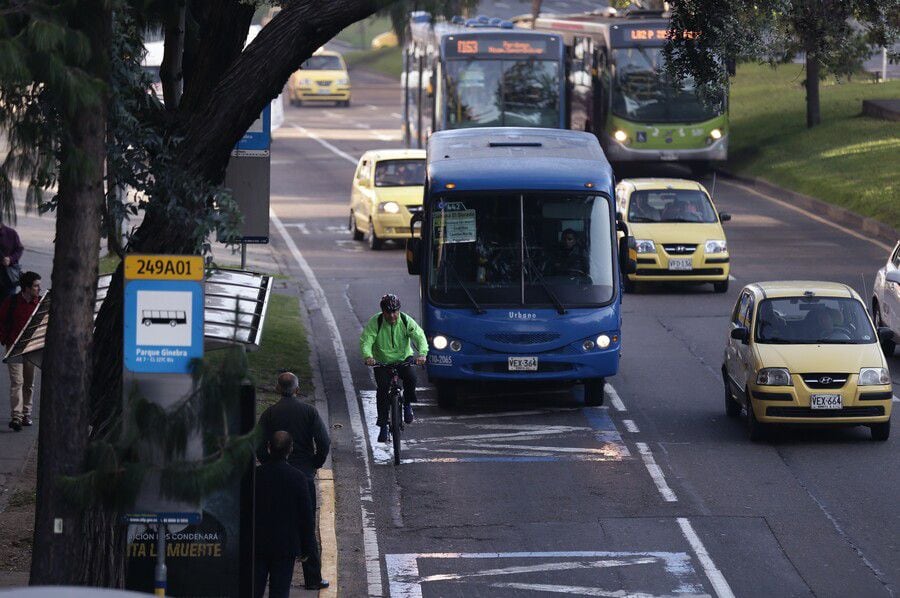 Bus del Sitp y taxi en Bogotá