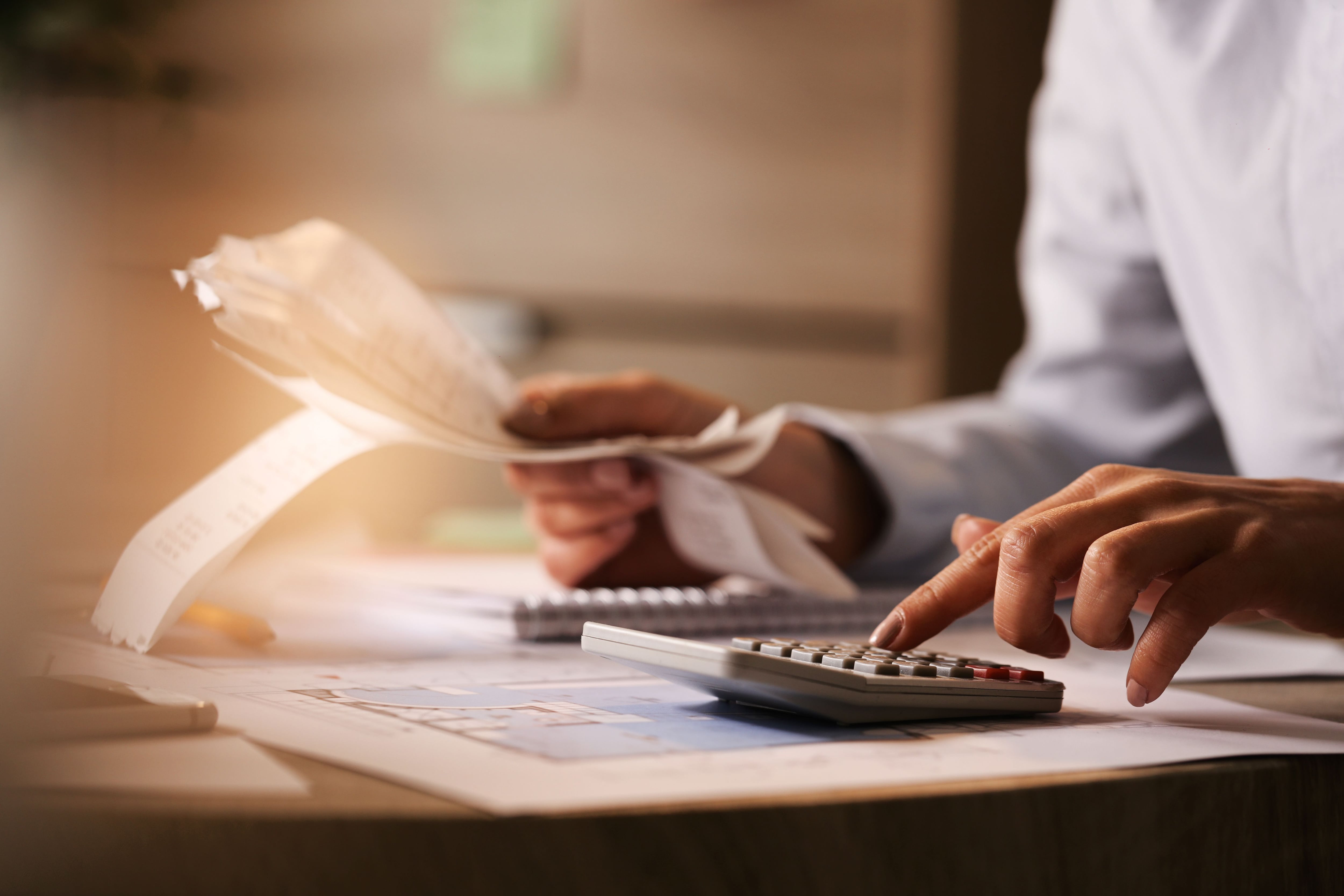 Hombre haciendo cálculos con una calculadora (Freepik)