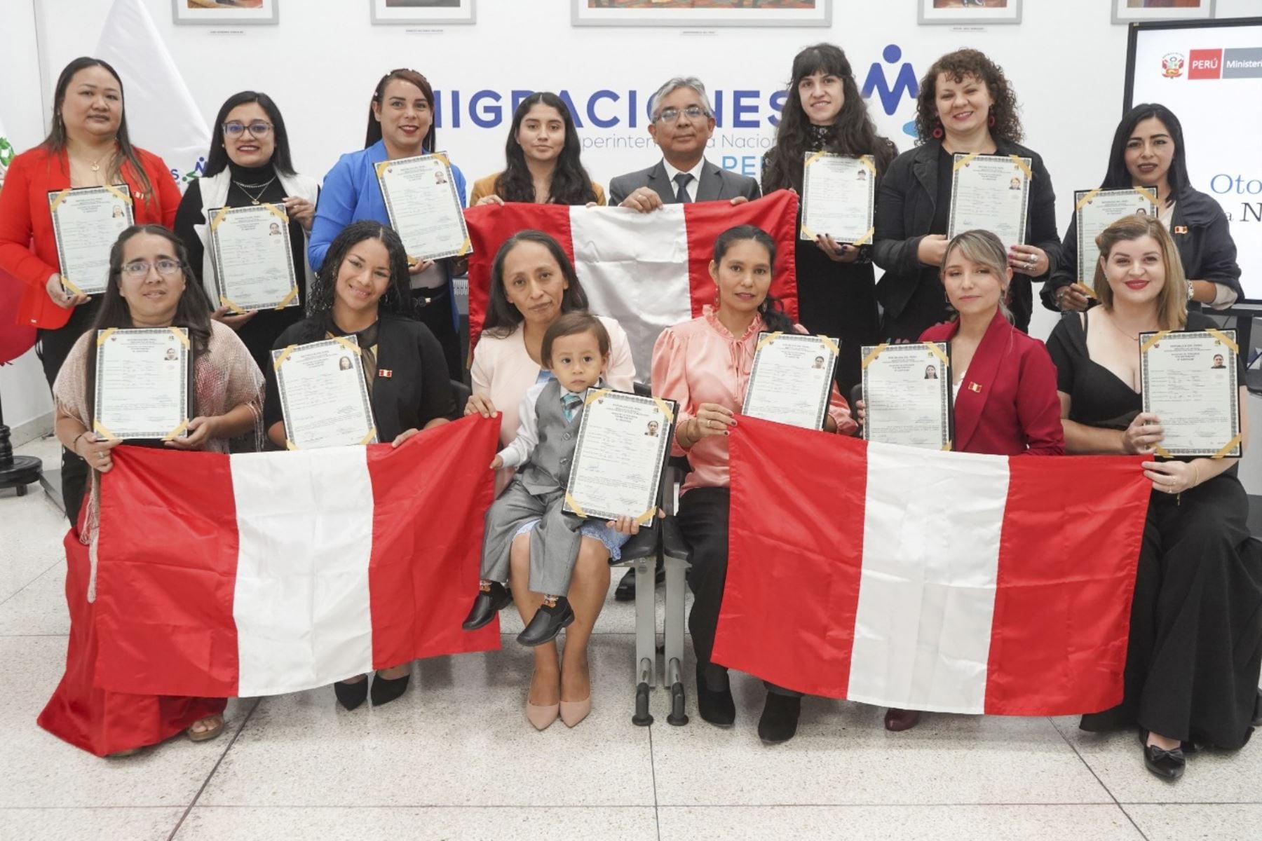 La ceremonia incluyó un juramento de lealtad hacia Perú y sus símbolos patrios. (Foto: Andina)