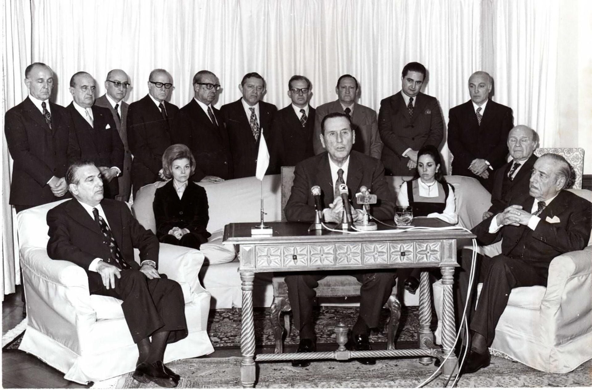 El 21 de junio de 1973, tras su accidentado retorno al país, Juan Perón se dirige a la ciudadanía por cadena nacional. Gelbard está de pie, detrás, justo sobre la bandera argentina
