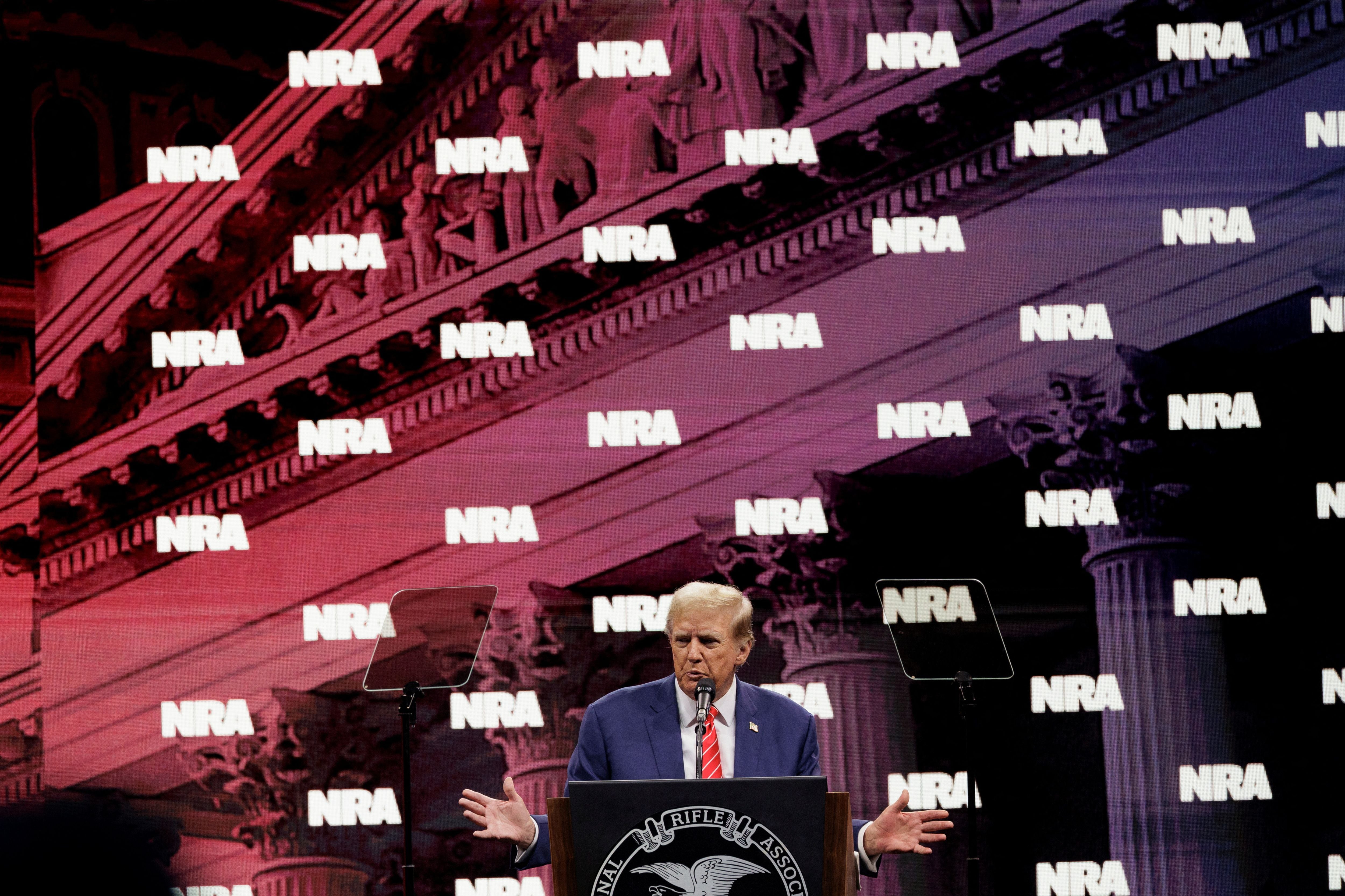 Trump se comprometió a revertir las medidas de control de armas durante un discurso ante la Asociación Nacional del Rifle (REUTERS/Shelby Tauber)
