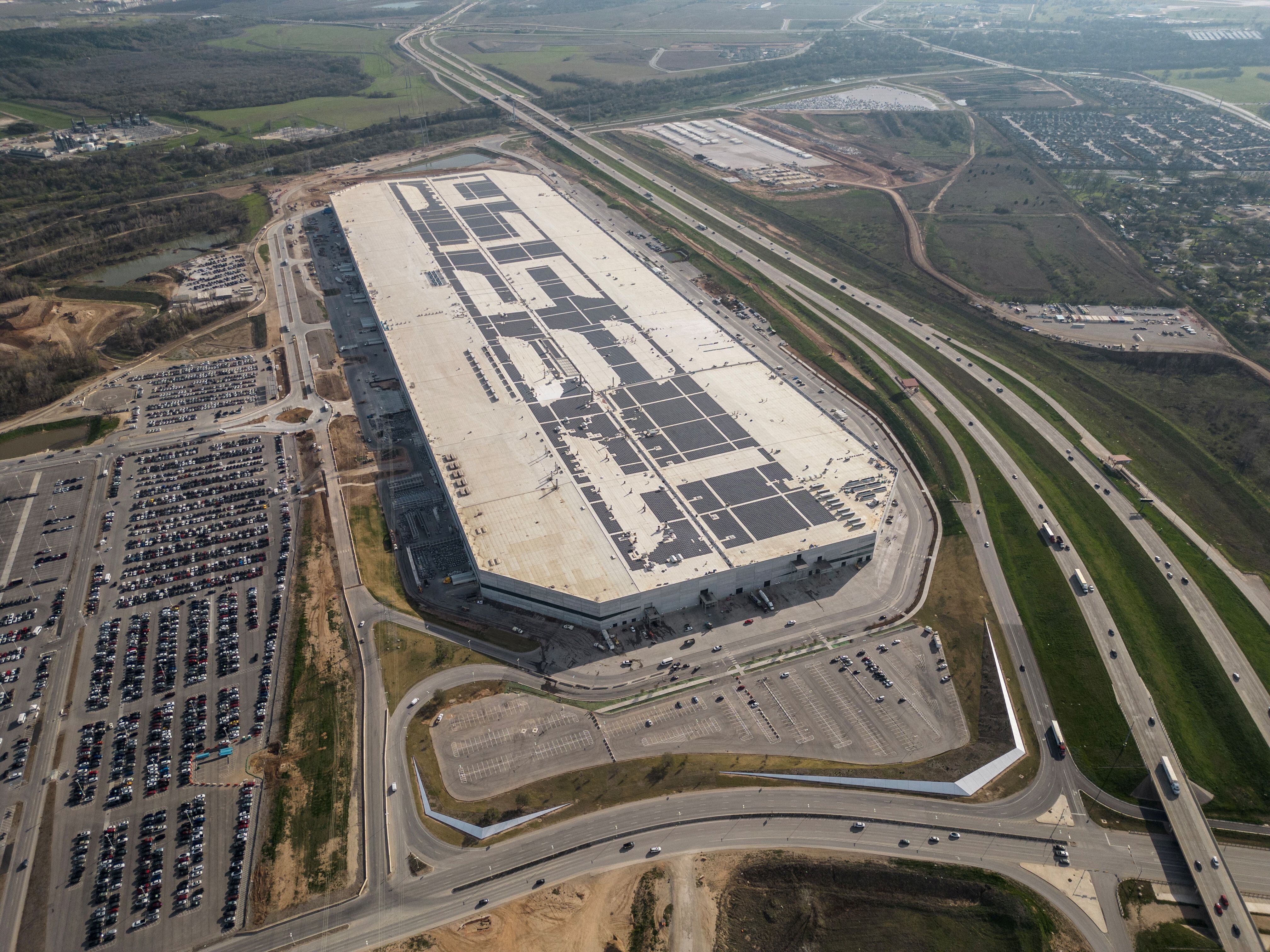 La fábrica de Tesla cuenta con forma rectangular por lo que todos sus equipos trabajan en un mismo techo. REUTERS/Go Nakamura/File Photo