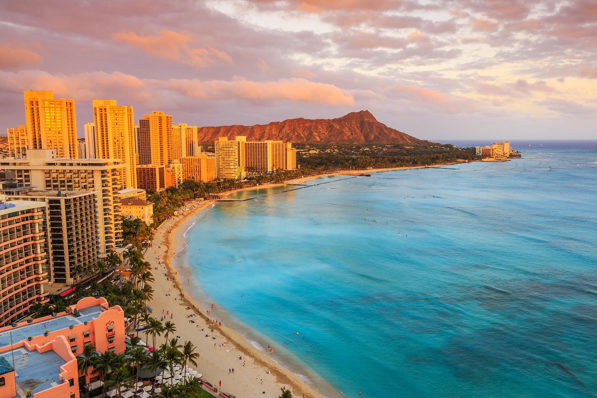 Residentes de Hawái muestran su apoyo al proyecto de ley que consagra el 'shaka' como gesto oficial, reflejando el espíritu de aloha. (istock)