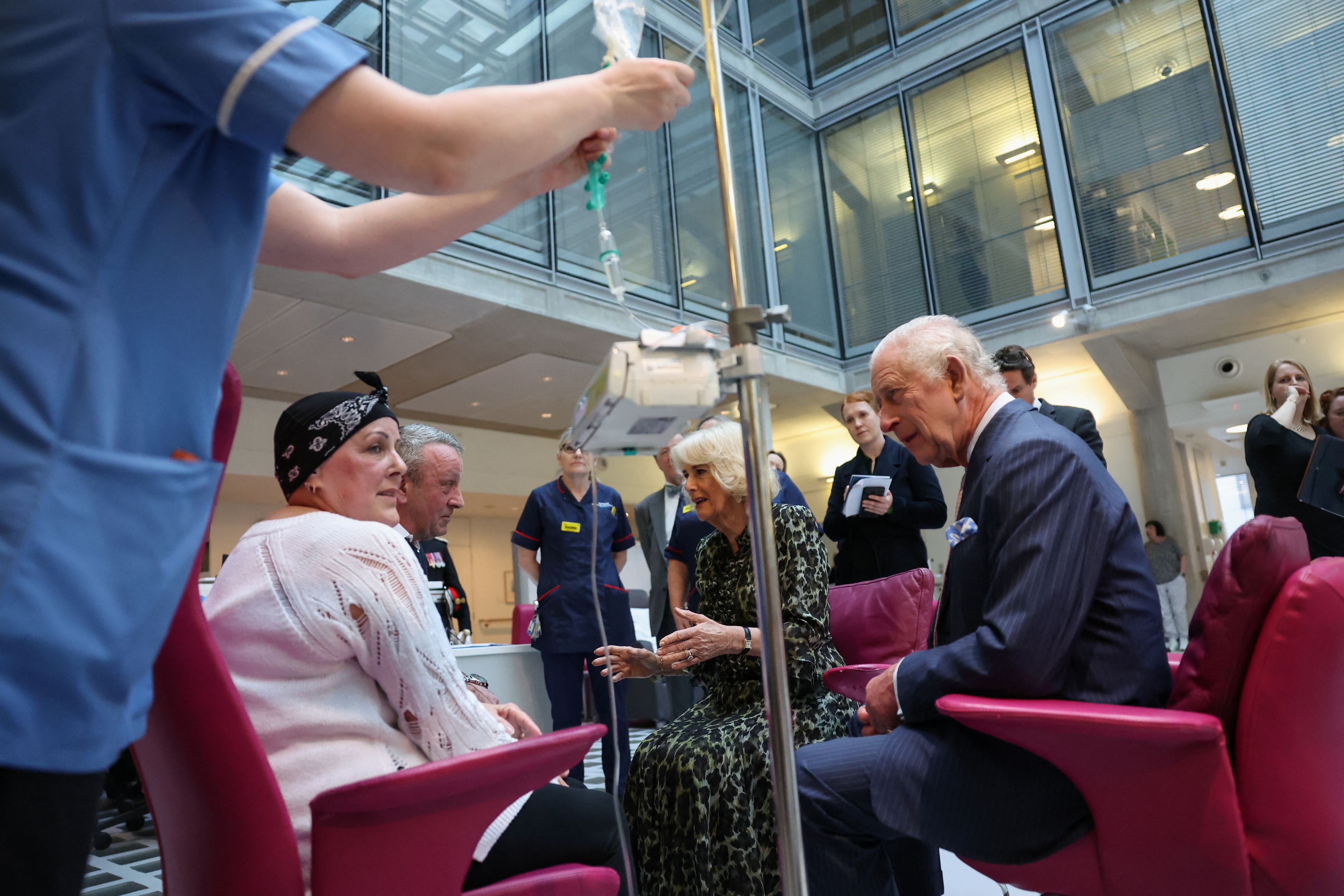 Carlos III durante su visita al University College Hospital Macmillan Cancer Centre. (REUTERS/Suzanne Plunkett/Pool)