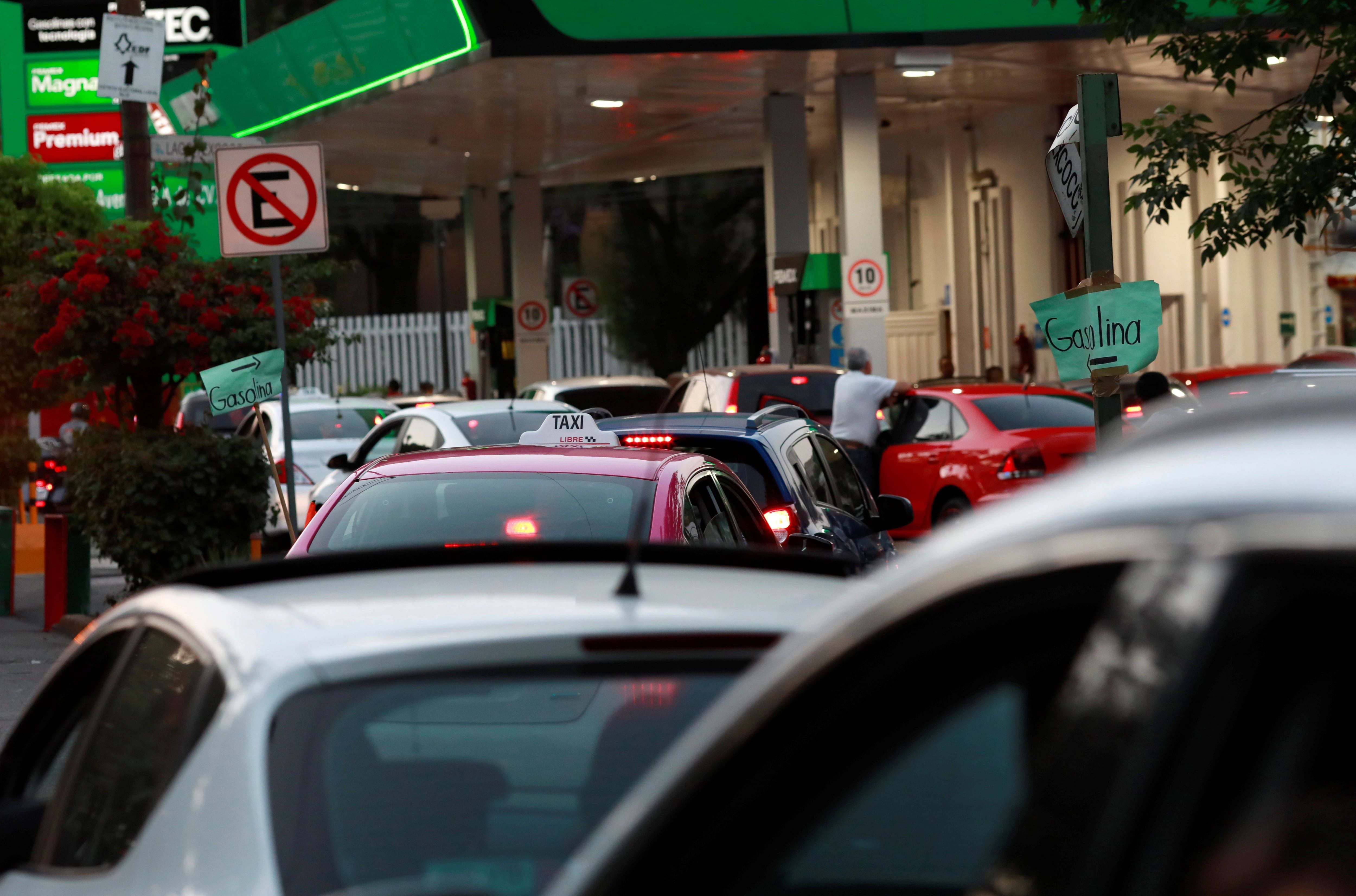 La CRE y la Profeco informan constantemente sobre los precios de los combustibles. (Reuters)