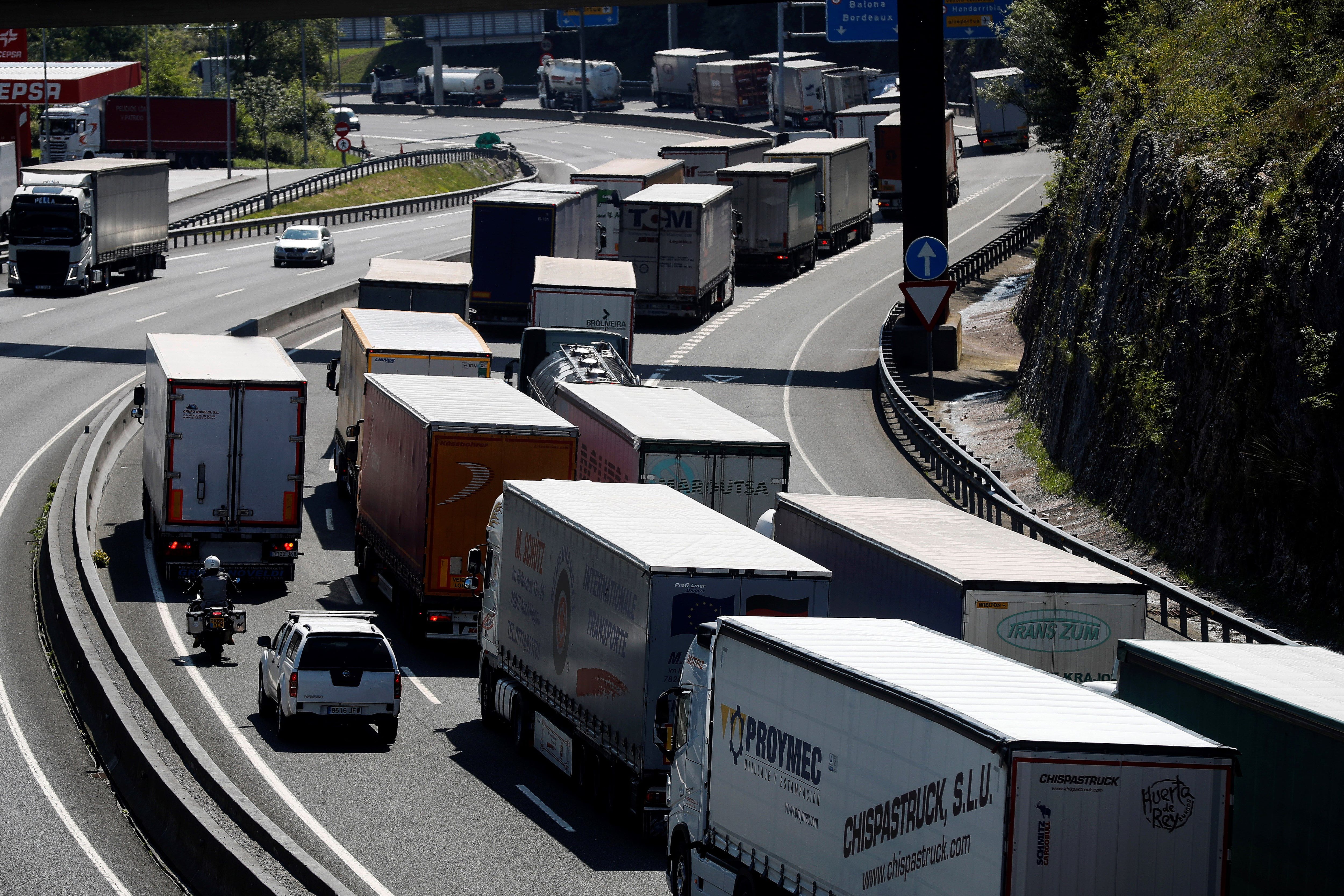 Vehículos pesados en una carretera del norte de España. EFE/Javier Etxezarreta.
