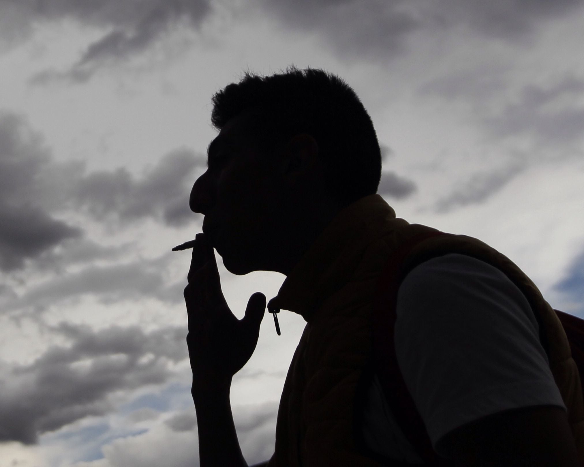 En la imagen de archivo, un hombre fuma un cigarrillo. EFE/Sáshenka Gutiérrez
