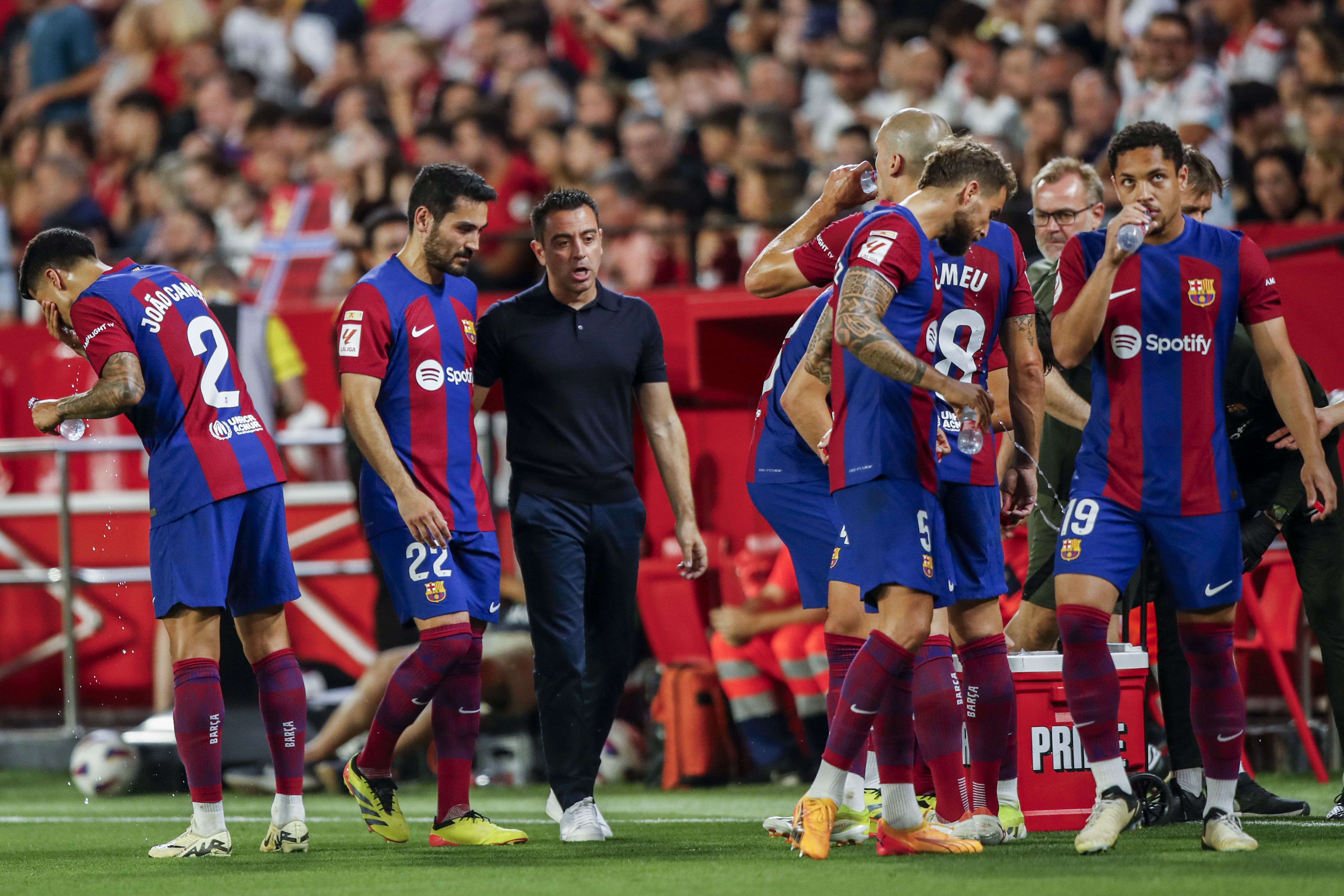 Xavi Hernandez, entrenador del Barcelona, junto a sus jugadores (AP Foto/Fermin Rodriguez)