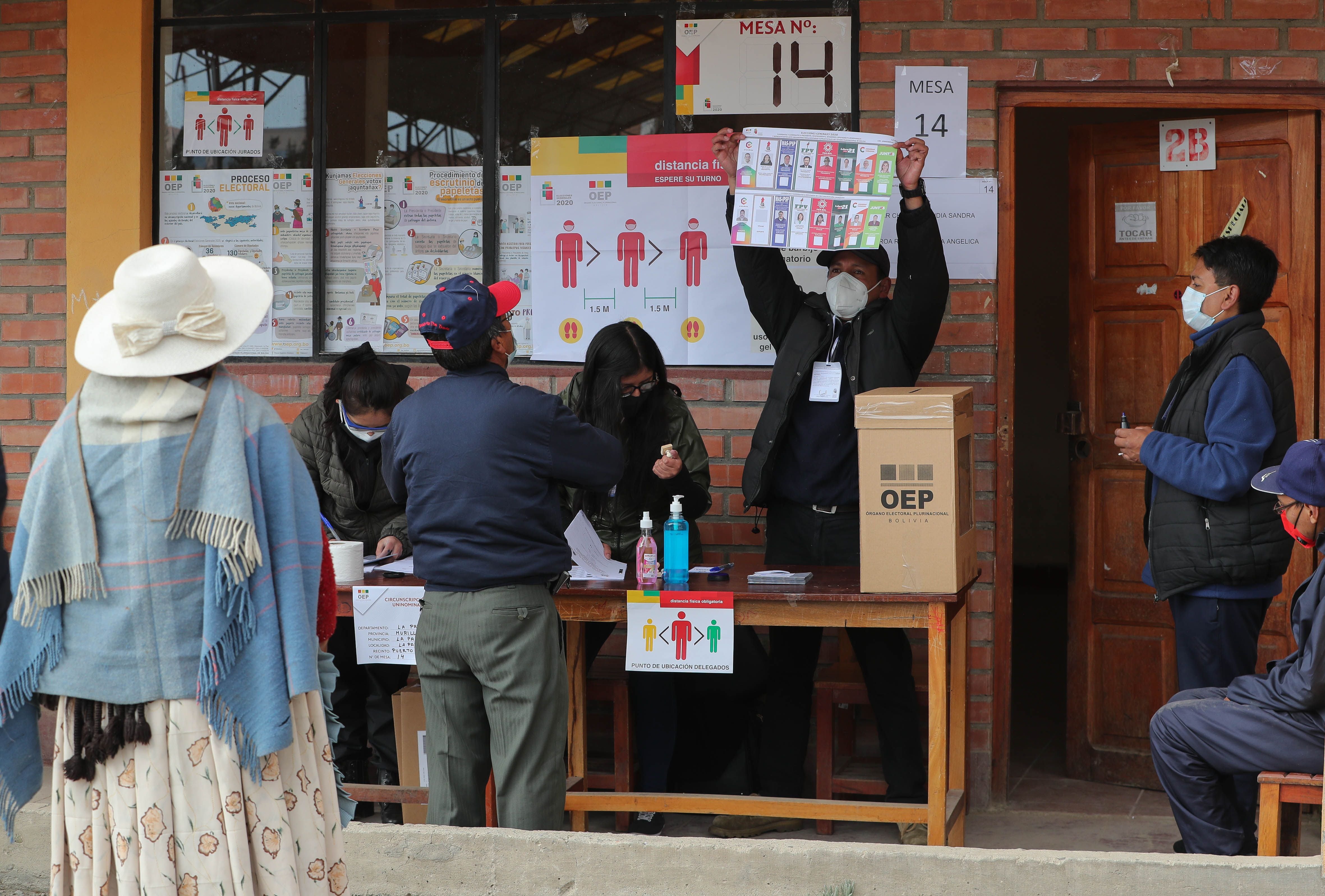 Ciudadanos bolivianos asisten a votar en un recinto de la ciudad de El Alto (EFE/Martin Alipaz/Archivo)