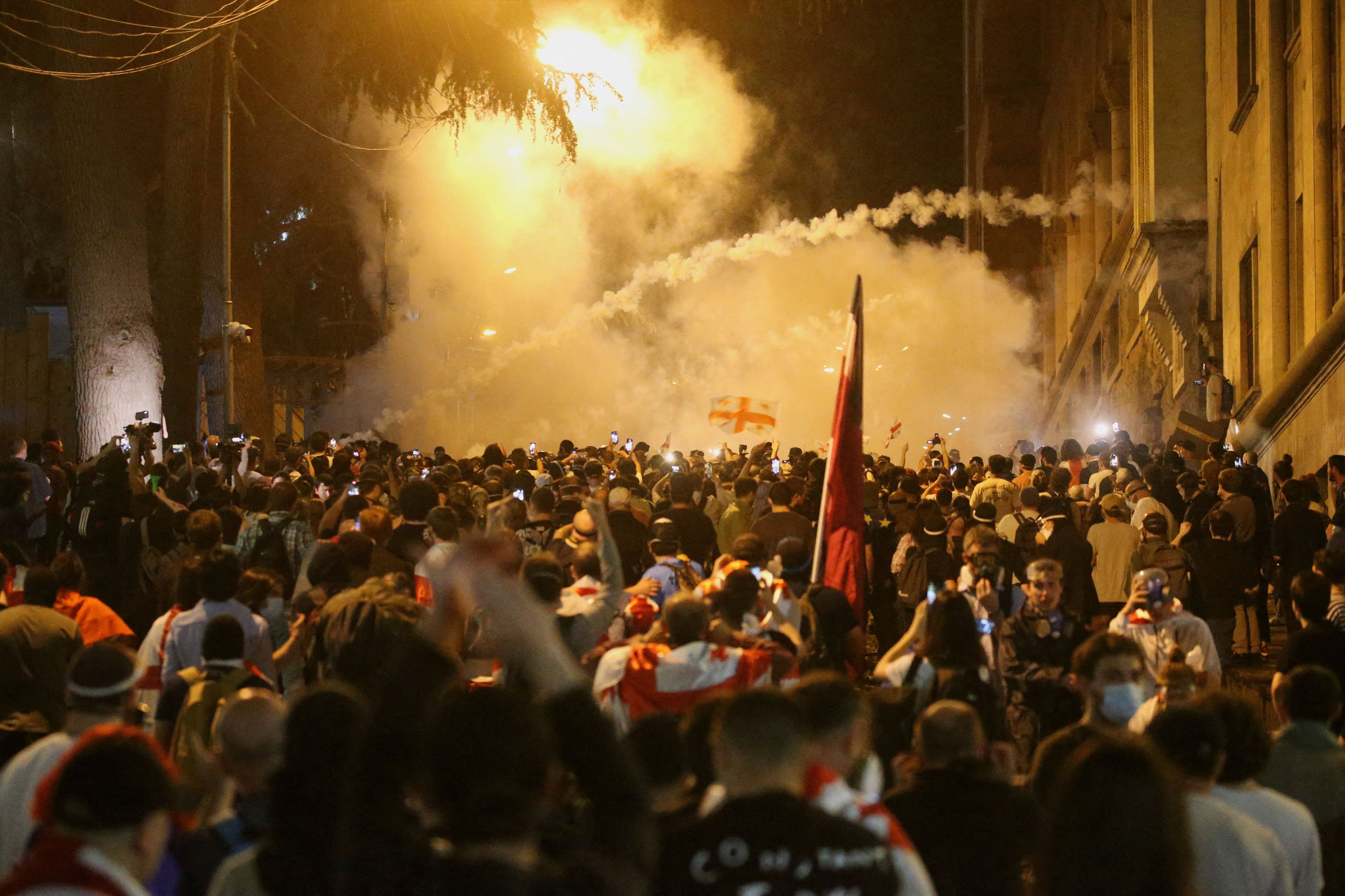 “¡Esclavos, esclavos de Rusia!”, coreaban los manifestantes contra los diputados de Sueño Georgiano, la formación gobernante, promotora de la polémica ley (REUTERS/Irakli Gedenidze)