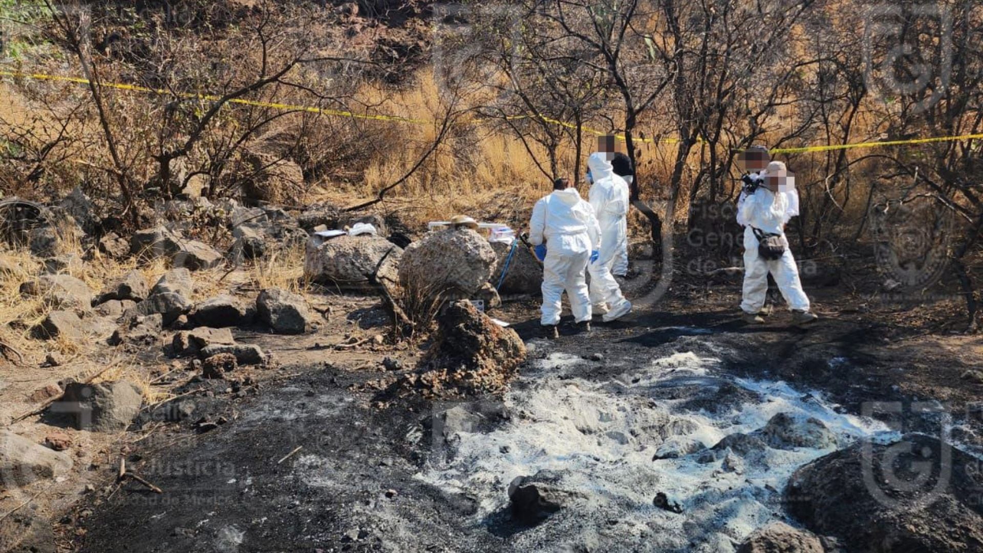 Elementos de la Fiscalía inspeccionan el presunto crematorio clandestino hallado en la CDMX.