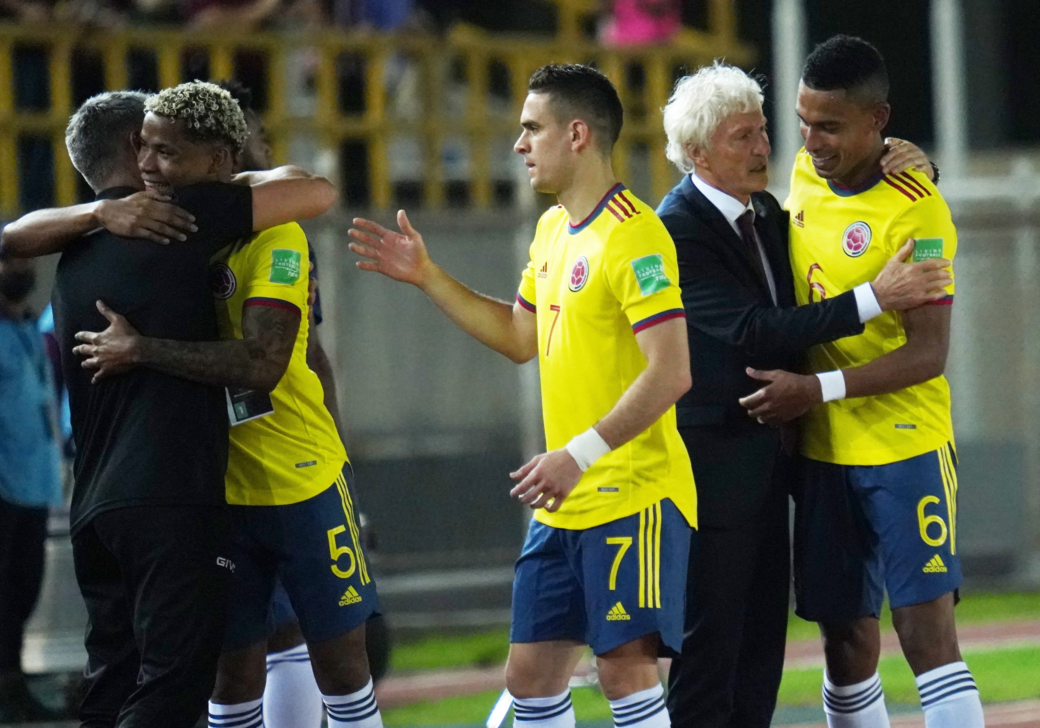 Soccer Football - World Cup - South American Qualifiers - Venezuela v Colombia - Estadio Cachamay, Ciudad Guayana, Venezuela - March 29, 2022 Colombia players with Venezuela coach Jose Pekerman before the match REUTERS/Manaure Quintero