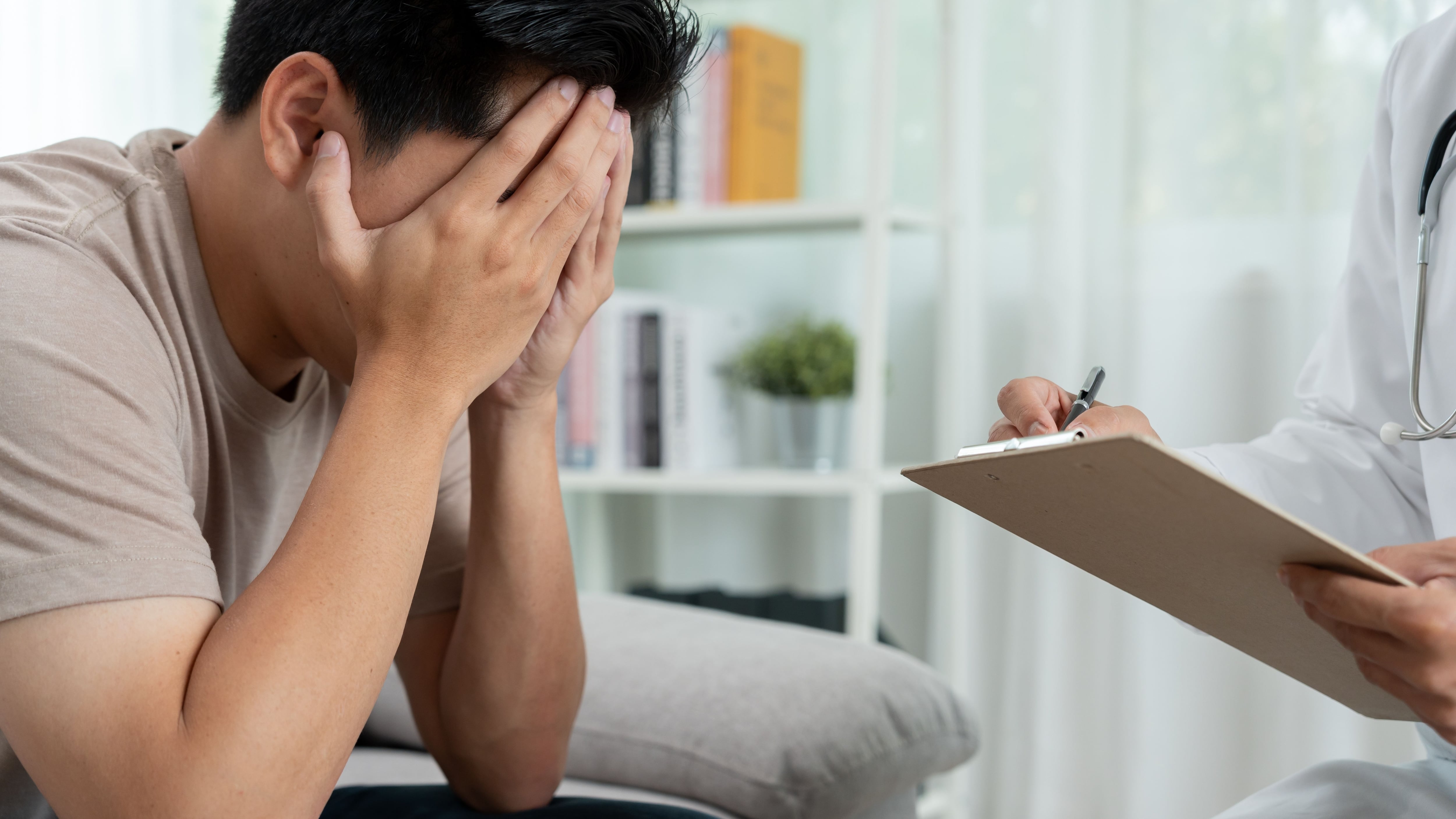 Un hombre con problemas de salud mental acude al médico (Shutterstock)