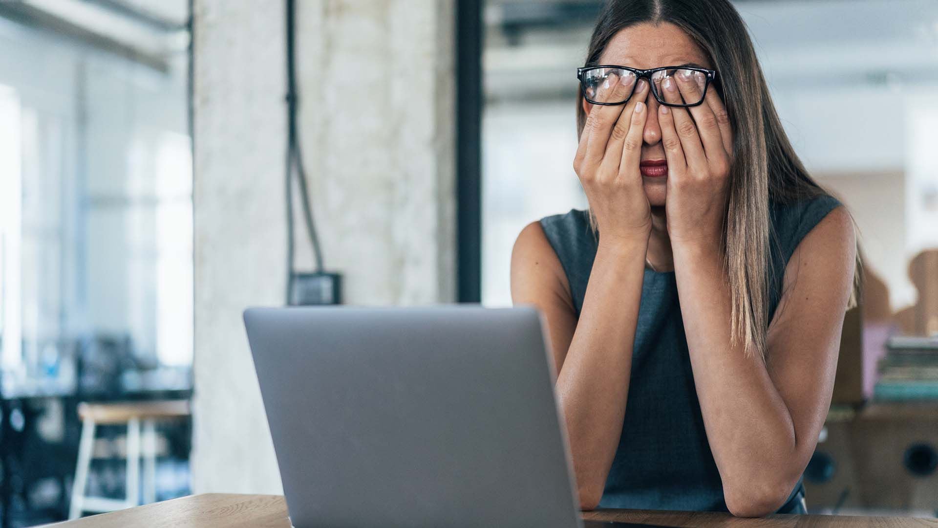 Personas estresadas en horario laboral, salud mental.