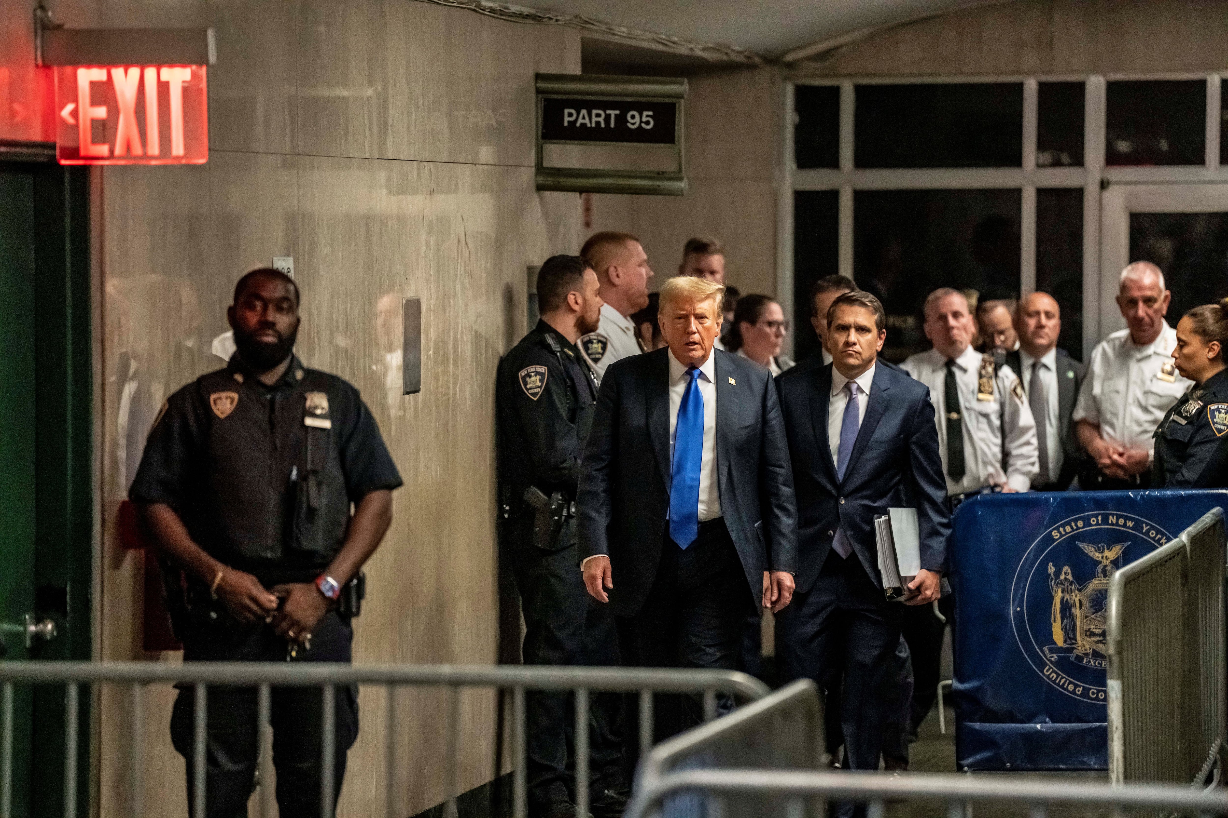 Trump camina después de que un jurado le declarara culpable (Mark Peterson/REUTERS)