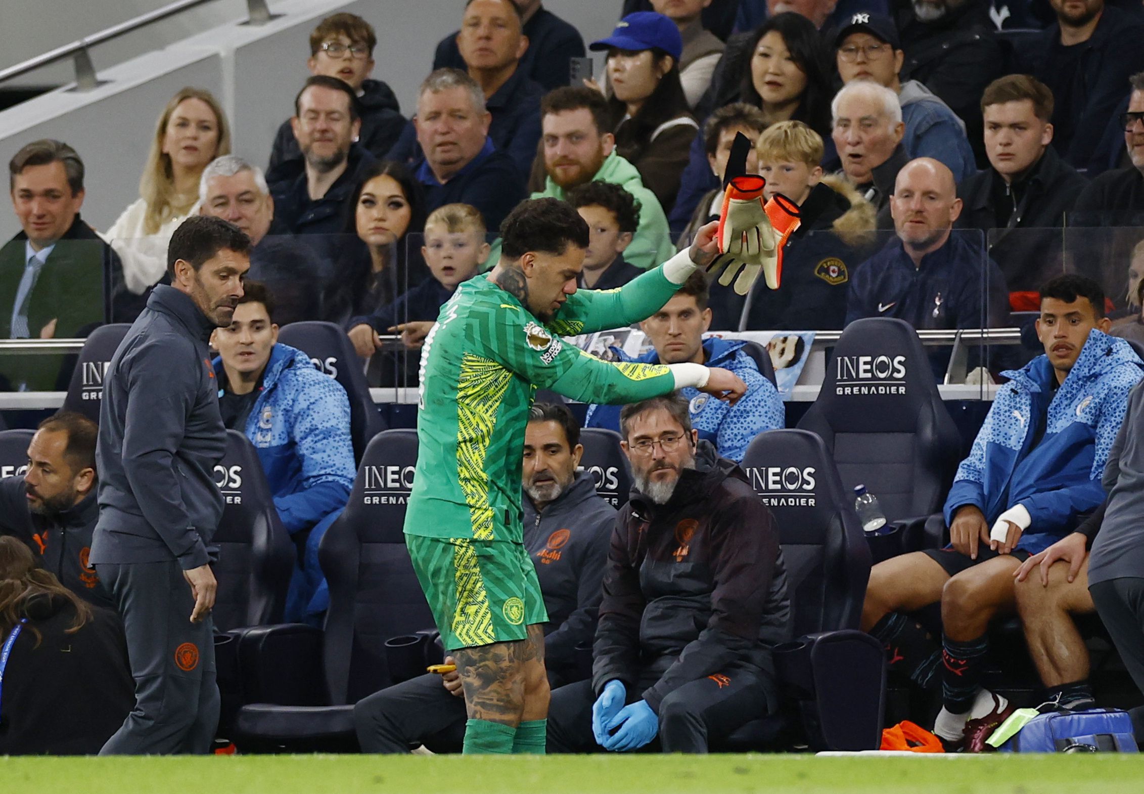 Ederson mostró su malestar tras la sustitución (Reuters)