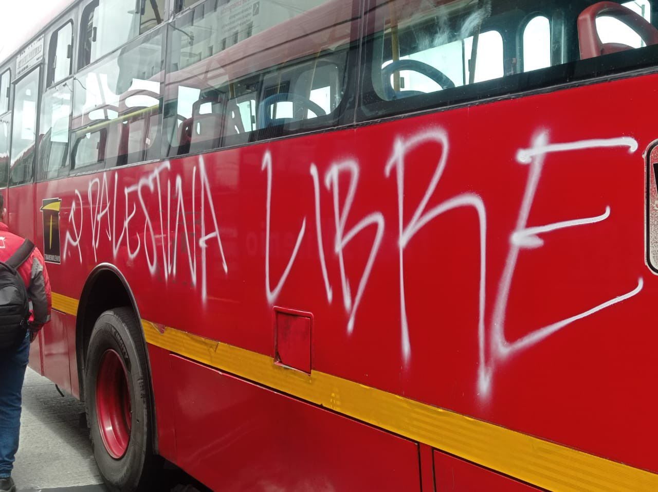 Manifestantes pintaron algunas fachas y buses de Transmilenio en Bogotá en medio de la marcha del Primero de mayo - crédito @DonAlguienO/X