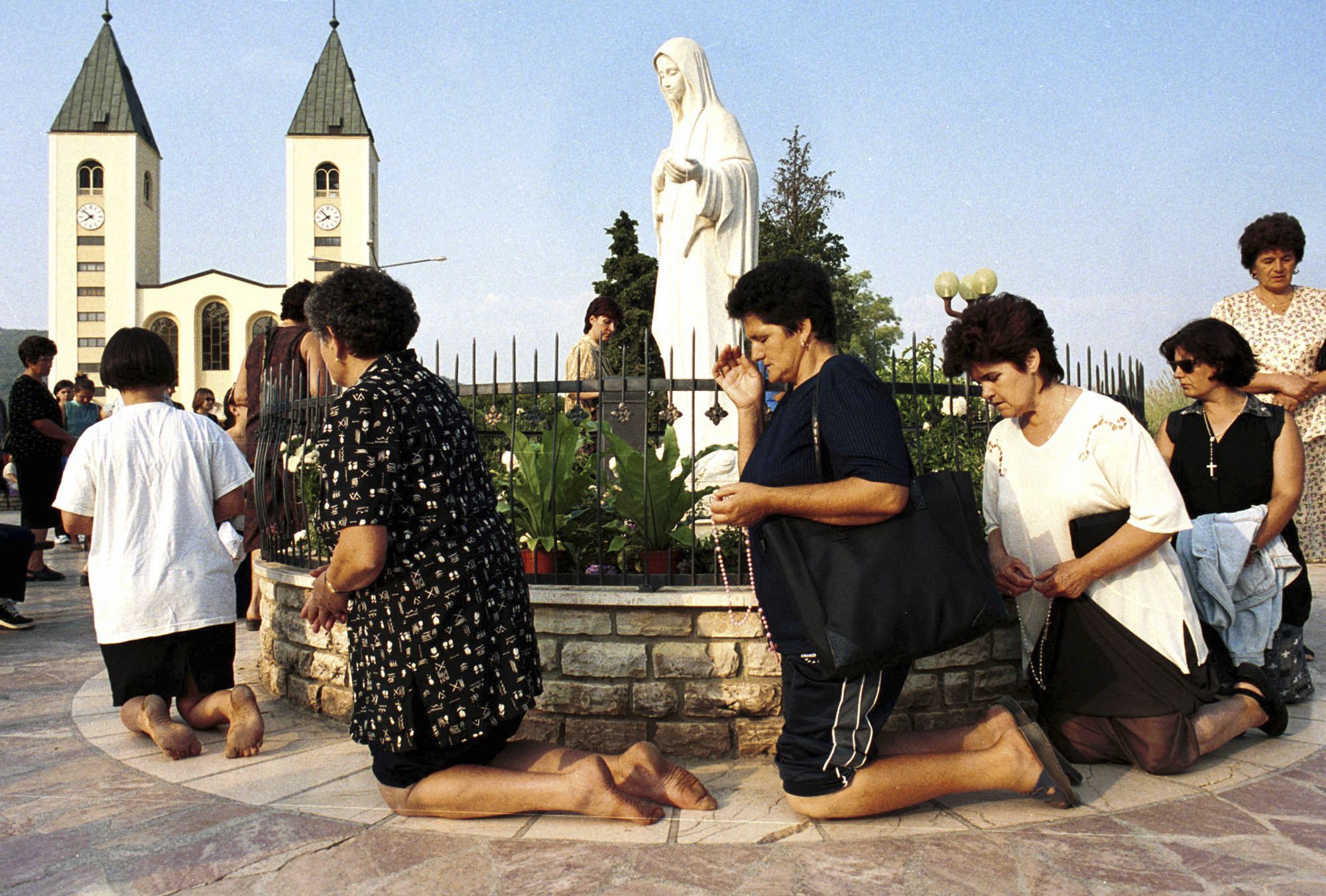 La historia de la Iglesia católica está llena de fenómenos extraños o inexplicables que implican estatuas religiosas u objetos de todo tipo (AP Foto/Hidajet Delic, archivo)