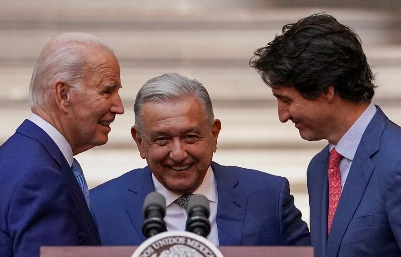 Imagen de archivo. El presidente de Estados Unidos, Joe Biden, el de México, Andrés Manuel López Obrador, y el primer ministro de Canadá, Justin Trudeau, hablan al concluir la Cumbre de Líderes de América del Norte en Ciudad de México, México, el 10 de enero de 2023. REUTERS/Kevin Lamarque/IMÁGENES DEL DÍA