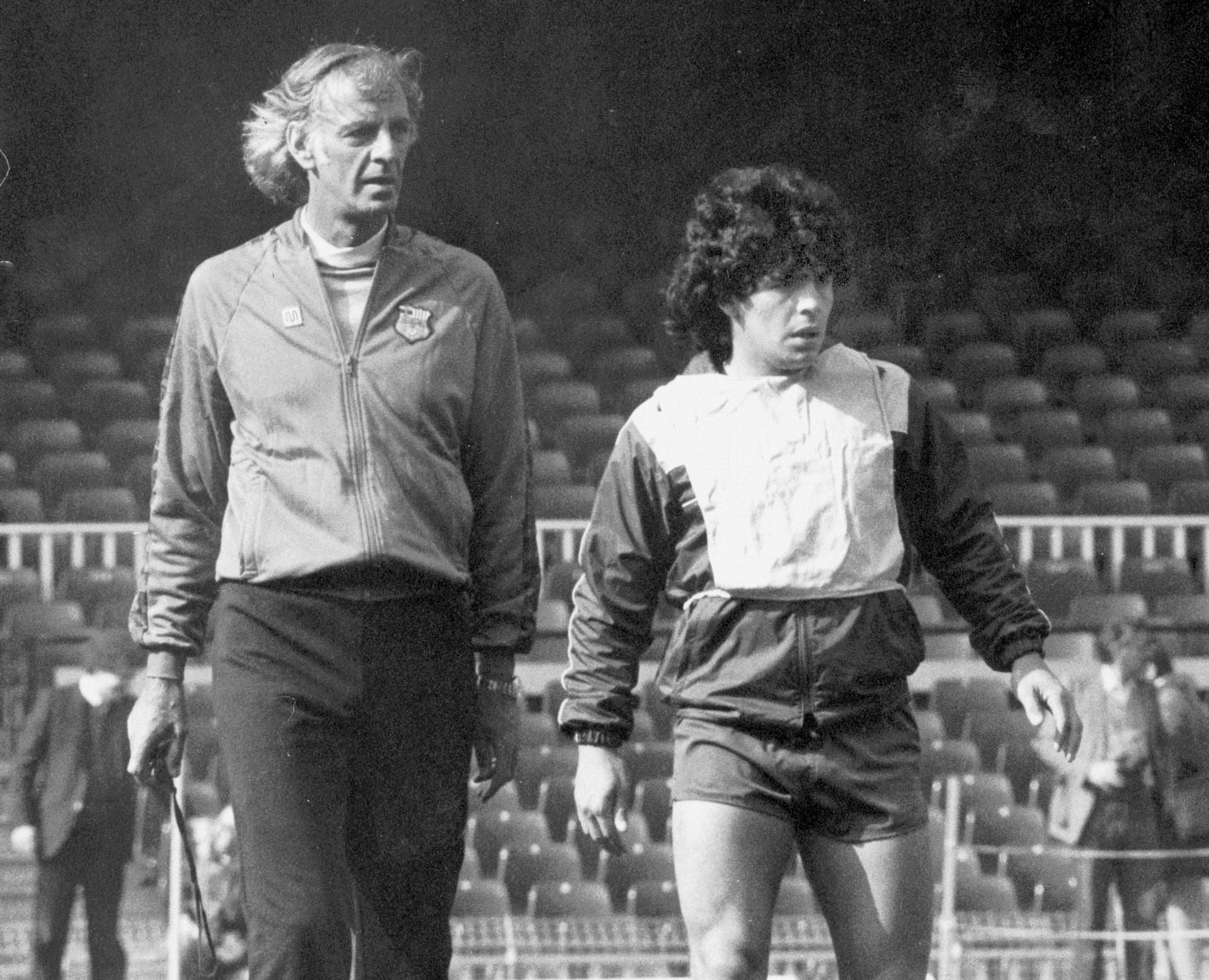 César Luis Menotti, junto al jugador Diego Armando Maradona durante su primer entrenamiento al F.C. Barcelona, el 7 de marzo de 1983 (EFE/Archivo)
