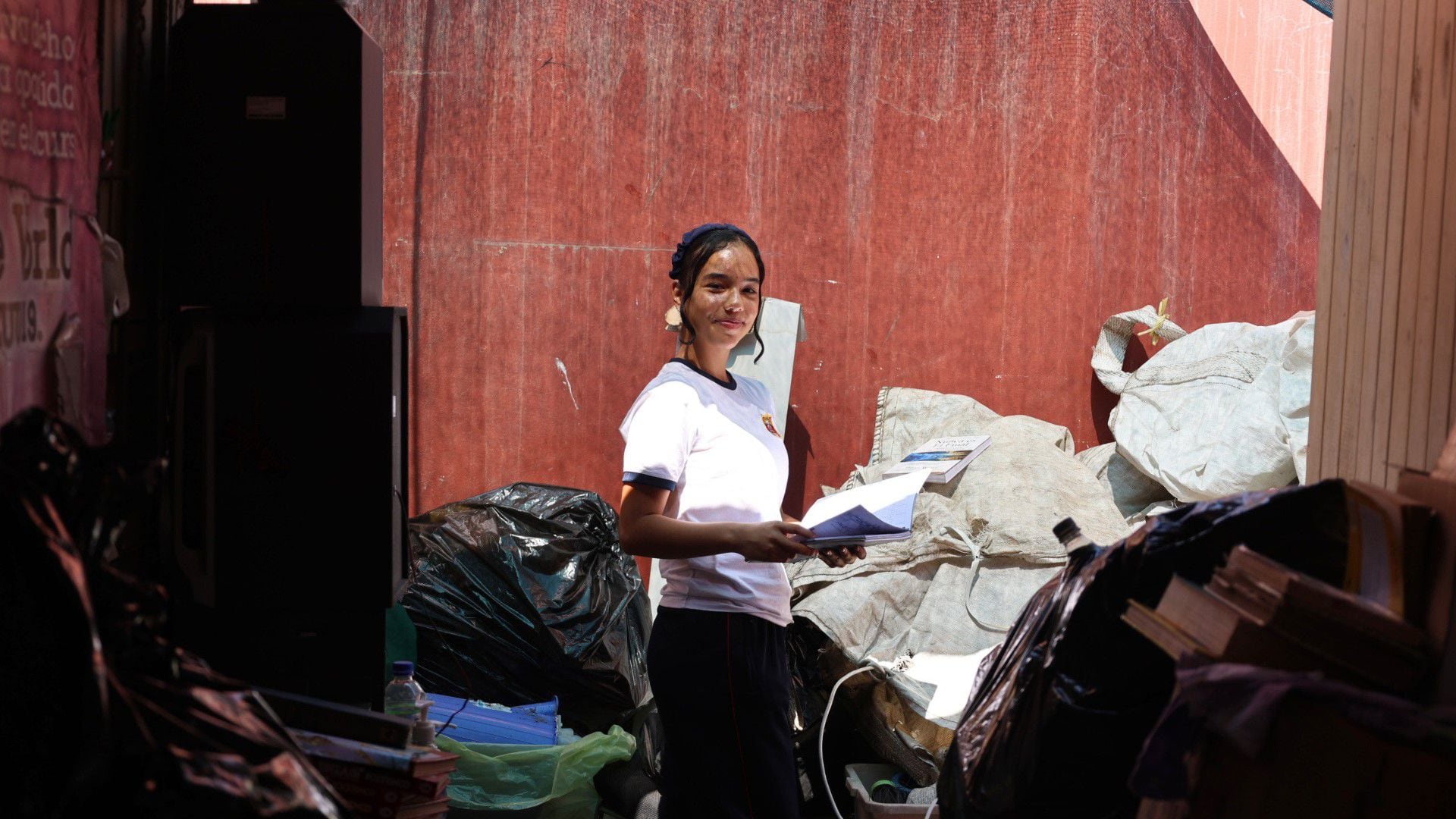 En un esfuerzo por mantener viva su pasión por el ballet y hacer frente a los desafíos financieros, 'El Ballet de Maricarmen' ha apostado por una estrategia innovadora y eco-amigable: la recolección y venta de materiales reciclables.
Foto: Paula Elizalde