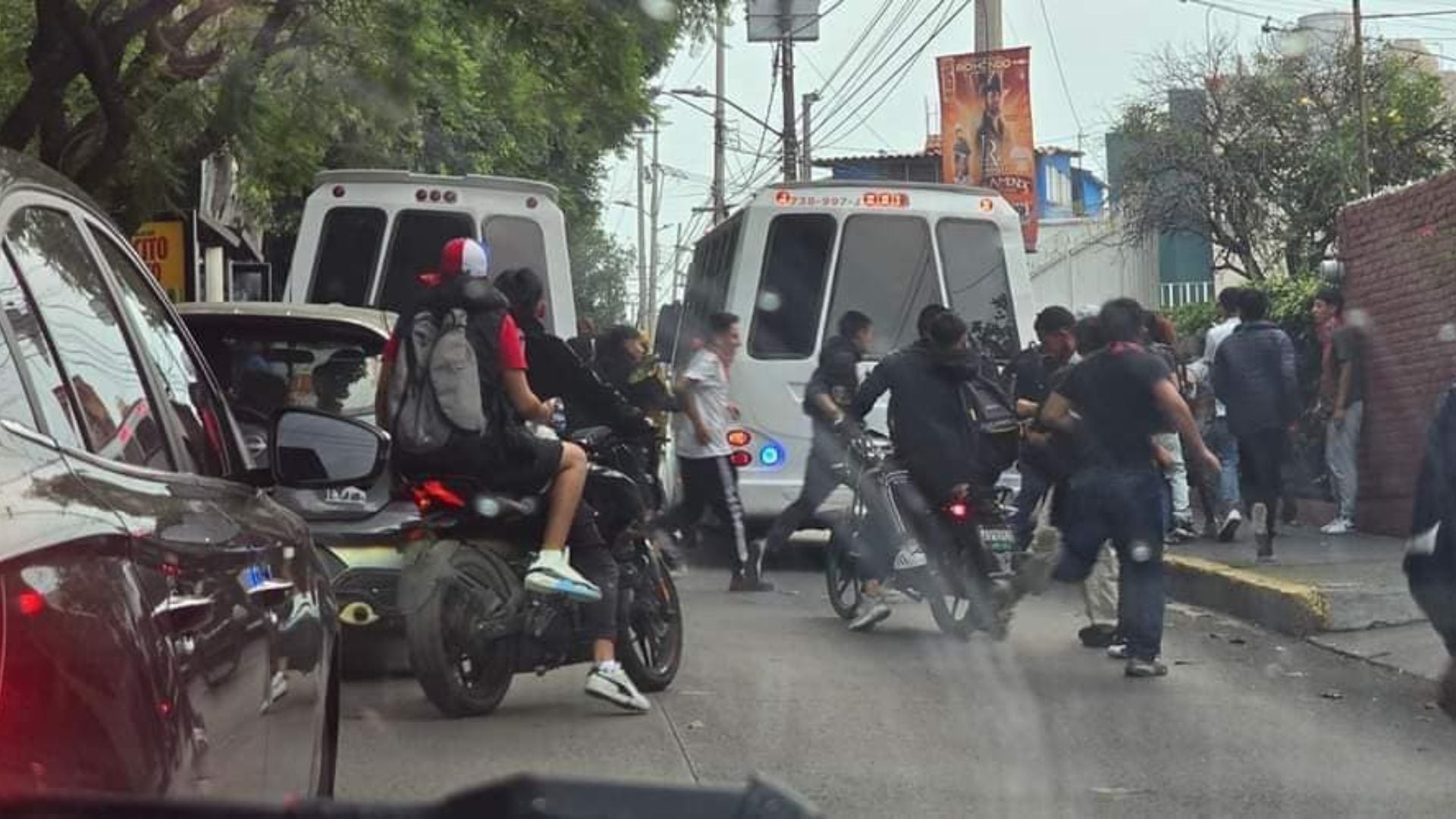 Foto del ataque de porros contra alumnos del CCH Naucalpan