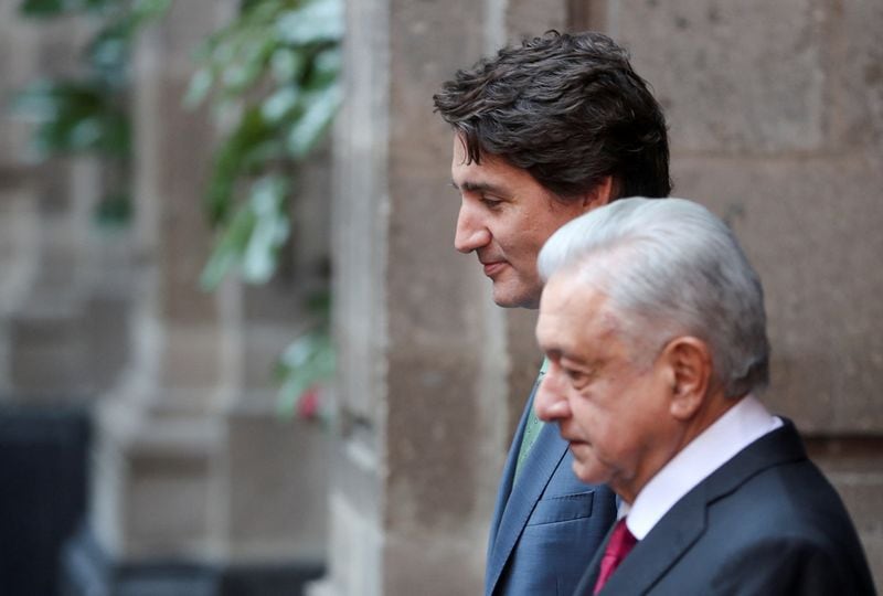 Imagen de archivo. El primer ministro de Canadá, Justin Trudeau, y el presidente mexicano, Andrés Manuel López Obrador, asisten a una ceremonia oficial de bienvenida durante la Cumbre de Líderes de América del Norte en el Palacio Nacional de Ciudad de México, México. 11 de enero de 2023. REUTERS/Raquel Cunha