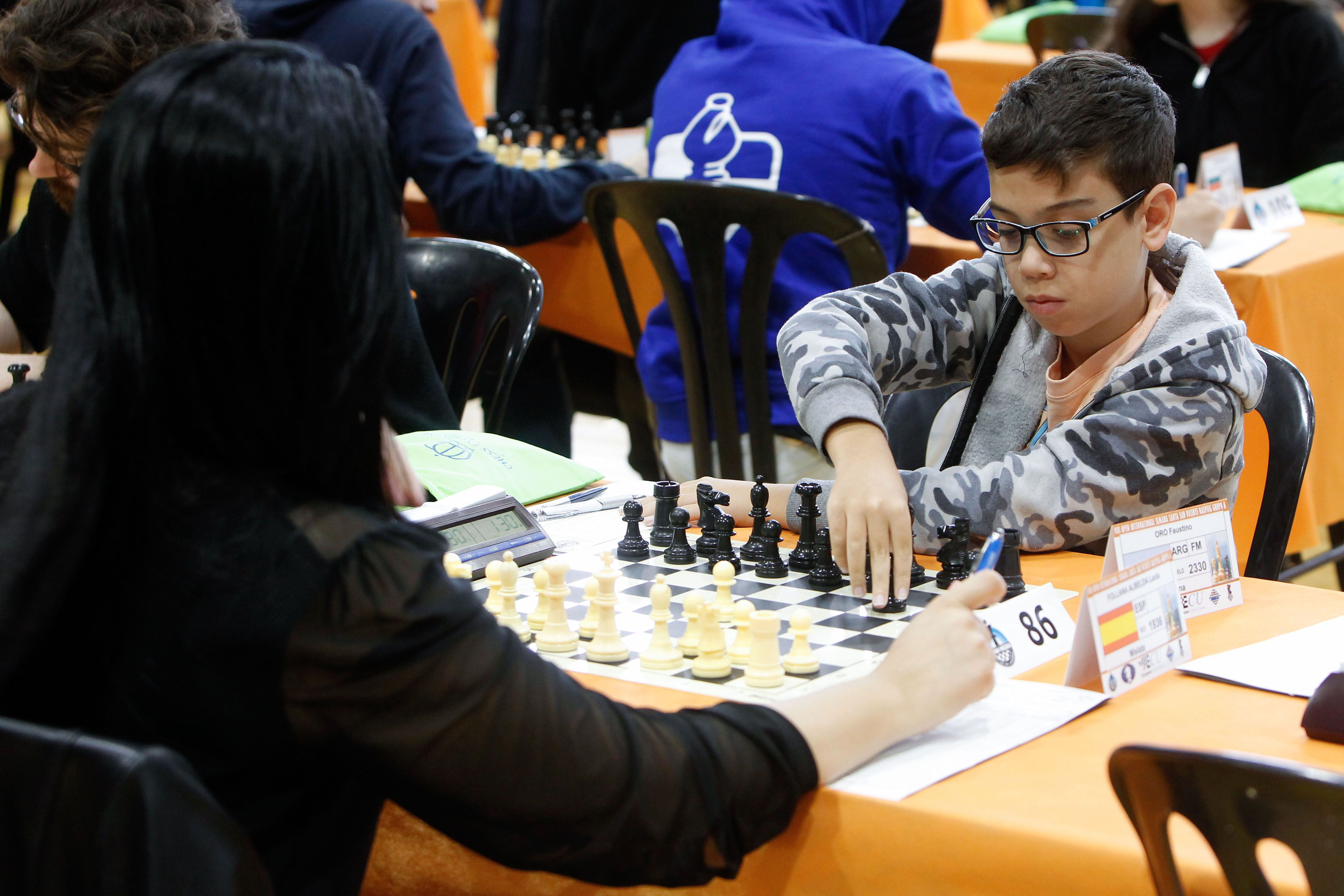 El argentino Faustino Oro, de 10 años, durante su partida la partida que le enfrentó a la española Lucía Follana Albelda, en la modalidad de 90 minutos más 30 segundos en el VIII Open Internacional (EFE/ Morell)
