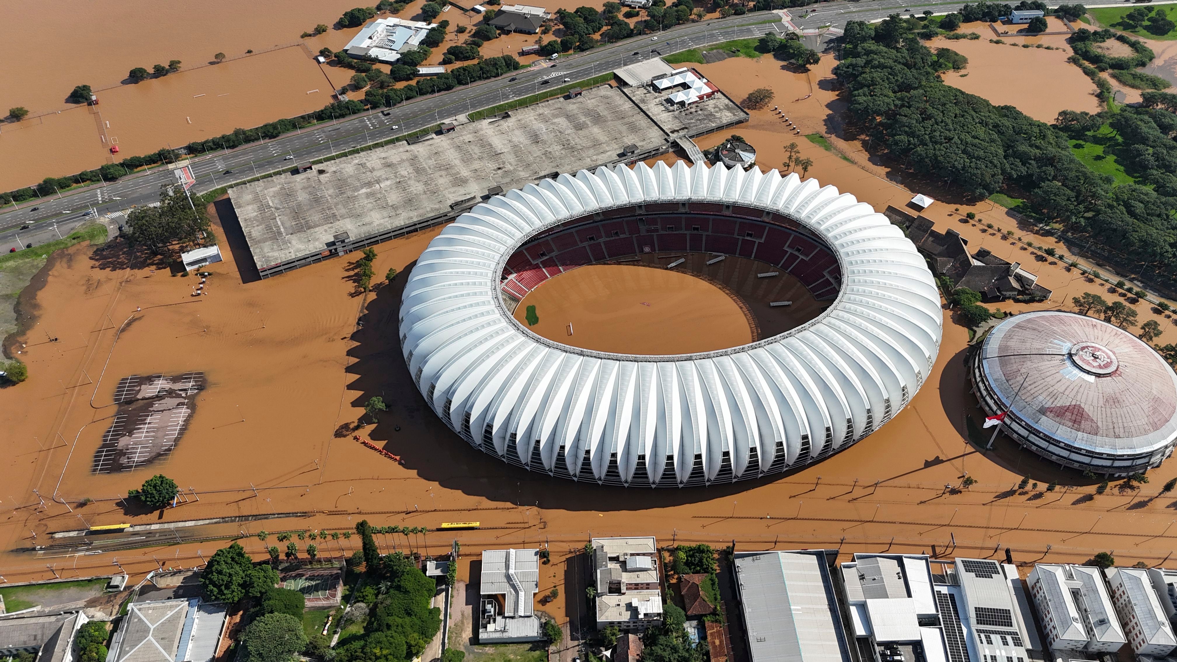 El estadio Beira Rio rodeado por agua debido a las inundaciones por la fuerte lluvia en Porto Alegre (AP Foto/Carlos Macedo)